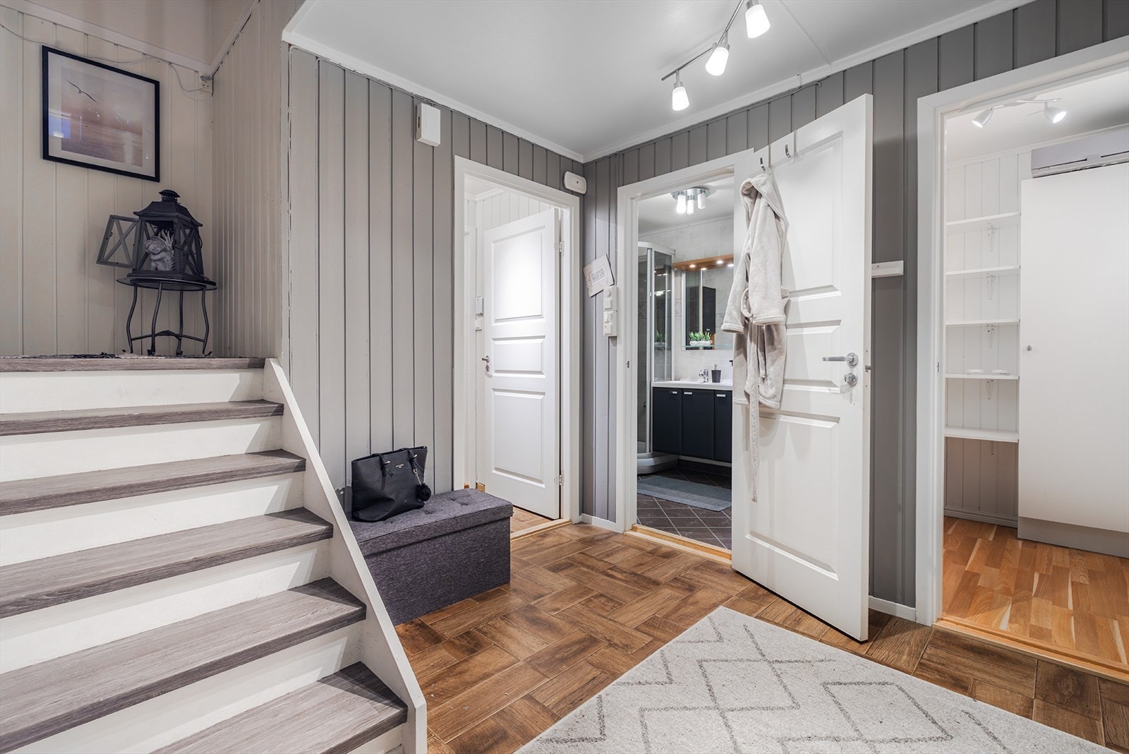 Innvendig bod inn døren til høyre. Sikringsskap i boden med 11 stk automatkurser. 63 -
ampers hovedkurs Galleribilde