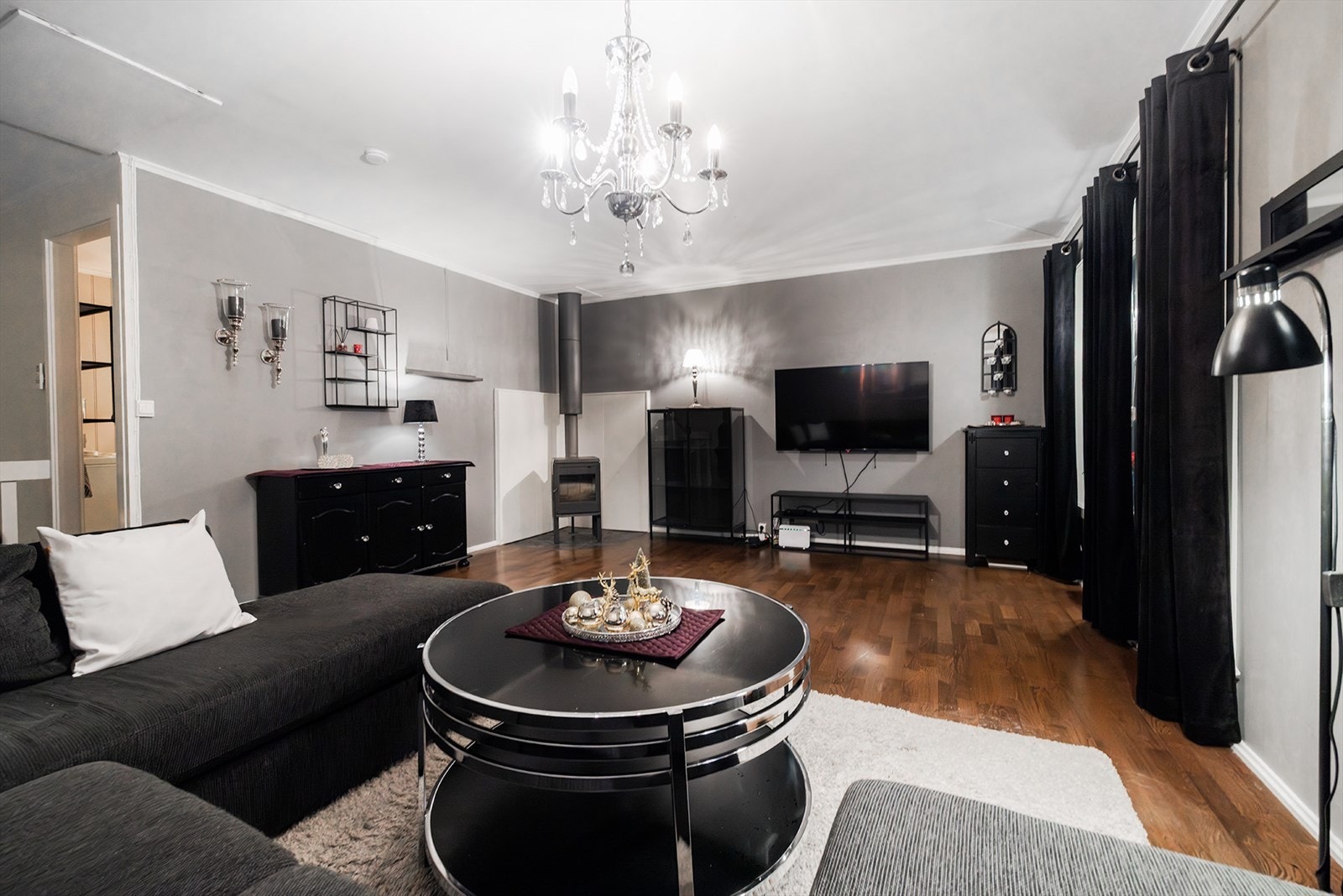 Adkomst til kaldloft via luken til venstre Galleribilde