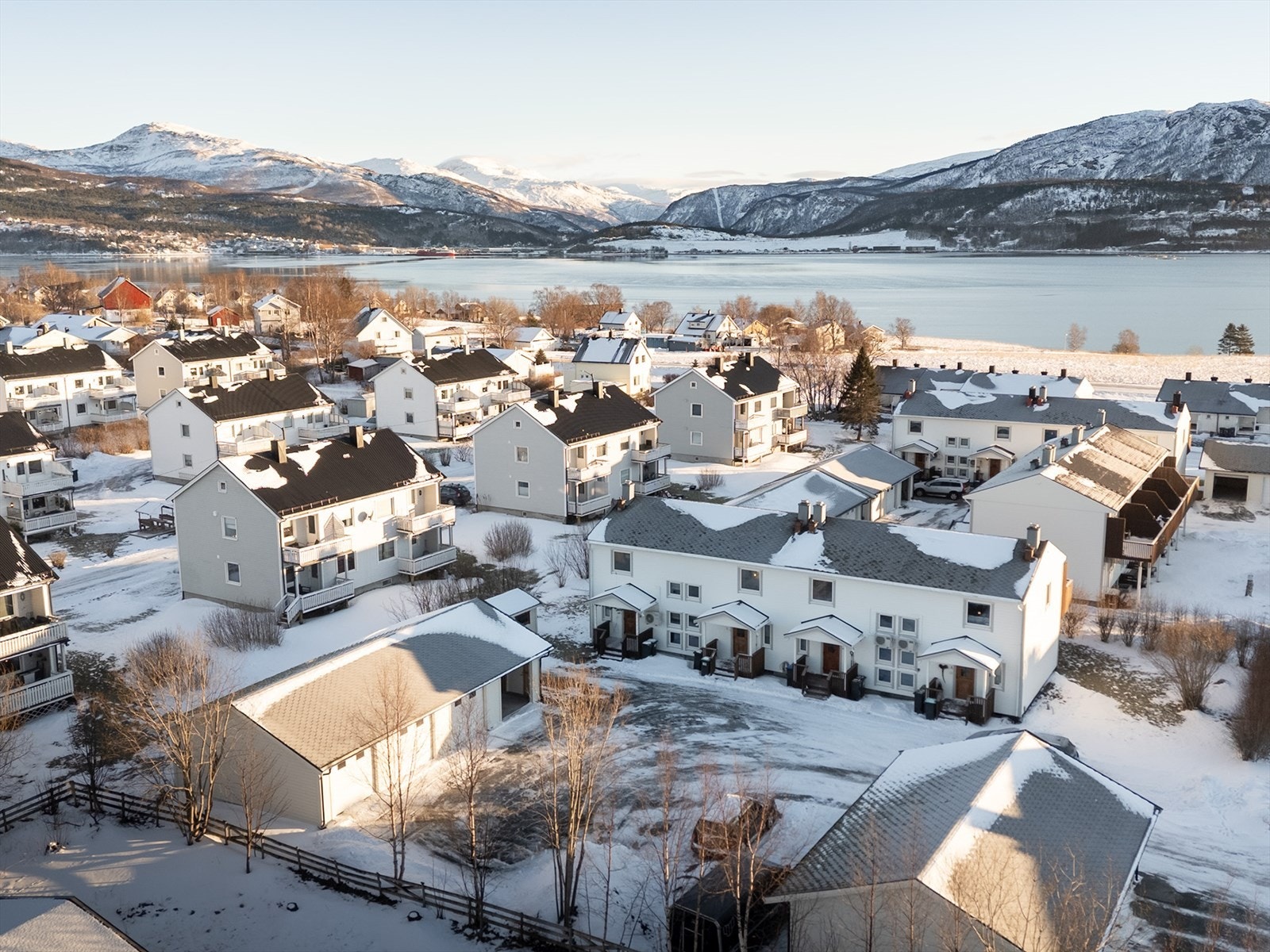 Utvendig er huset restaurert med ny utvendig kledning, vindsperre, nye vinduer, balkongdører, og balkong med levegger, i 2016. Taktekke og takrenner er fra ca. år 2000. Galleribilde
