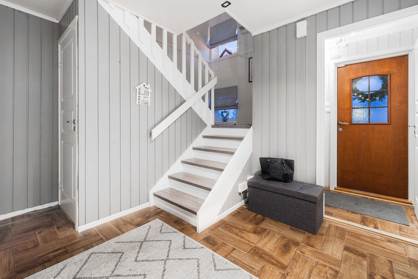 Varmepumpe fra 2021 i stuen/trapperommet. Galleribilde