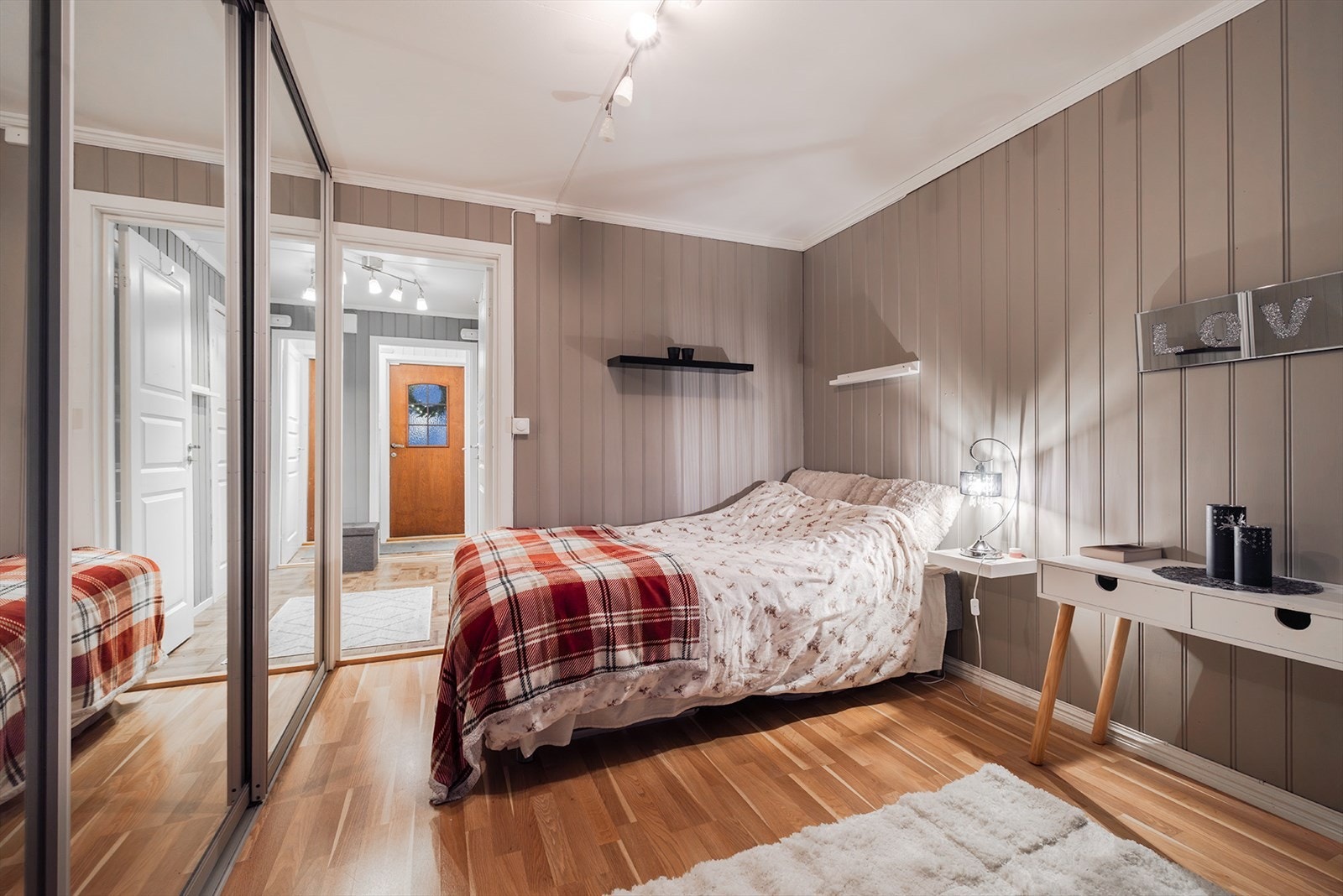 Soverom 1 med skyvedørsgarderobe Galleribilde