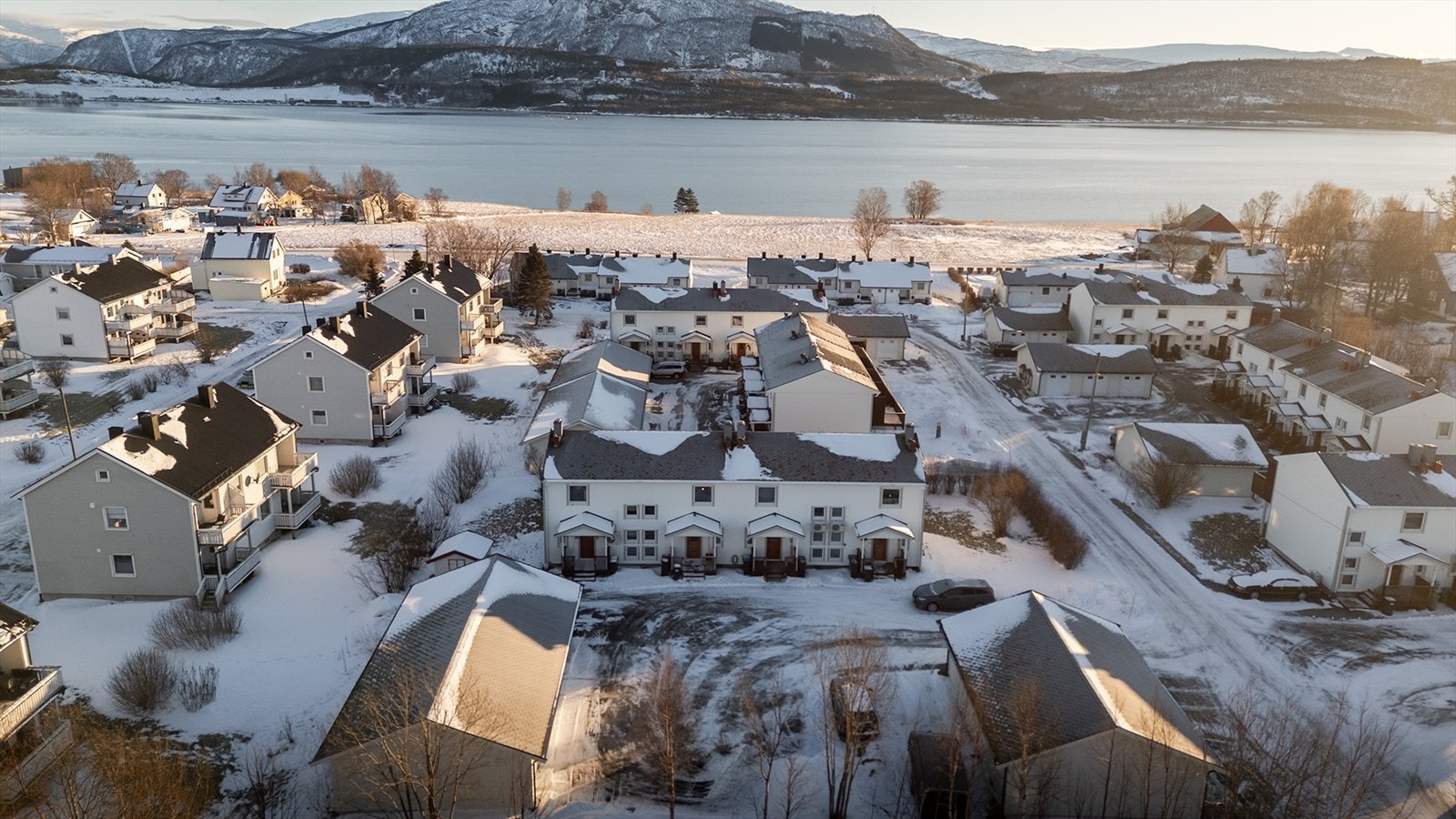 Eiendommen ligger ca. 1,5 km vestover fra Fauske sentrum. 2 barnehager, fritidssenter, og friområder, er innen kort gangavstand på Stranda. Grunnskole, videregående skole, idrettsanlegg, og nærbutikk,
er i området Kirkeveien/Vestmyra, 1,0 - 1,5 km unna Galleribilde