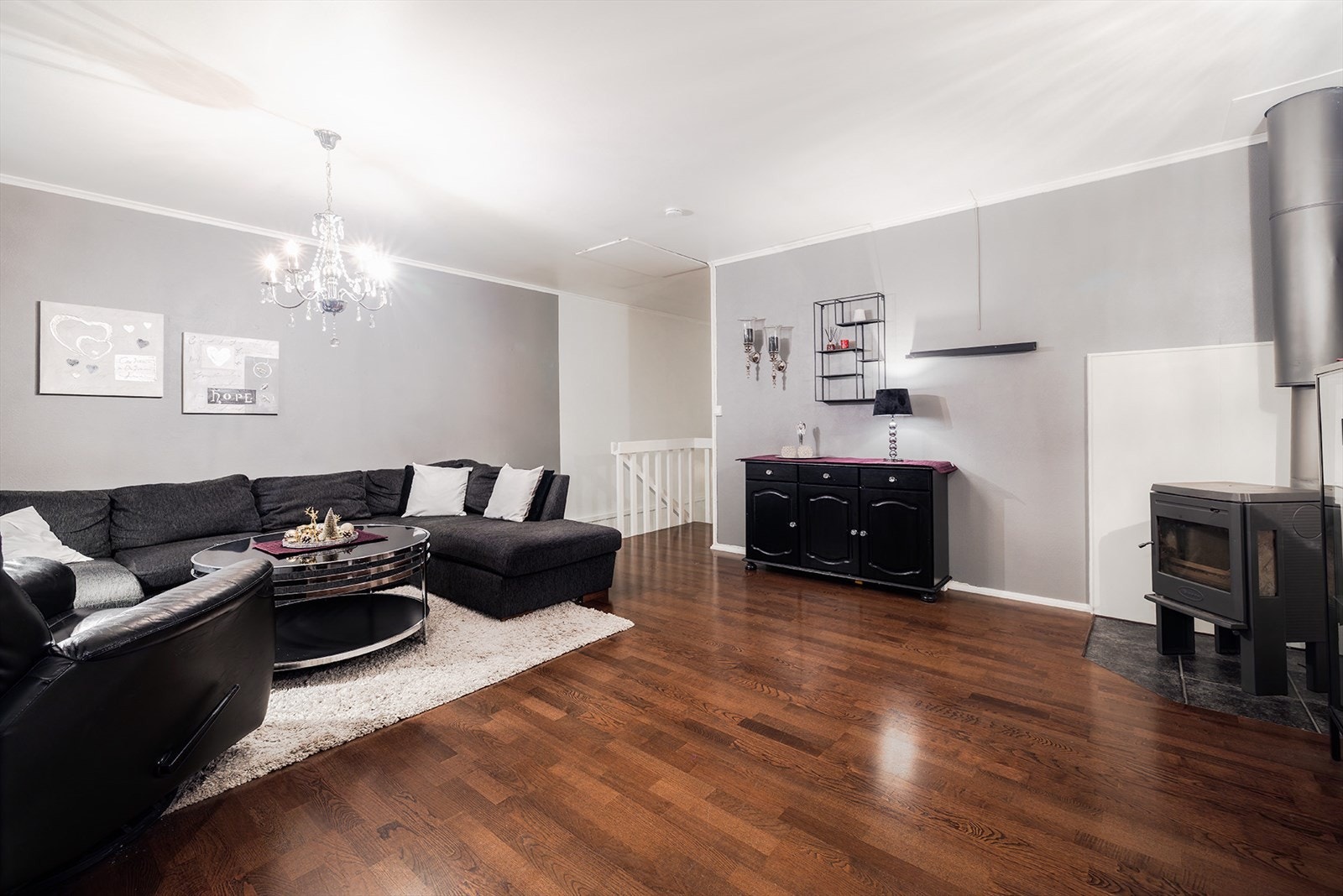 Isolert stålpipe med vedovn i stuen. Galleribilde