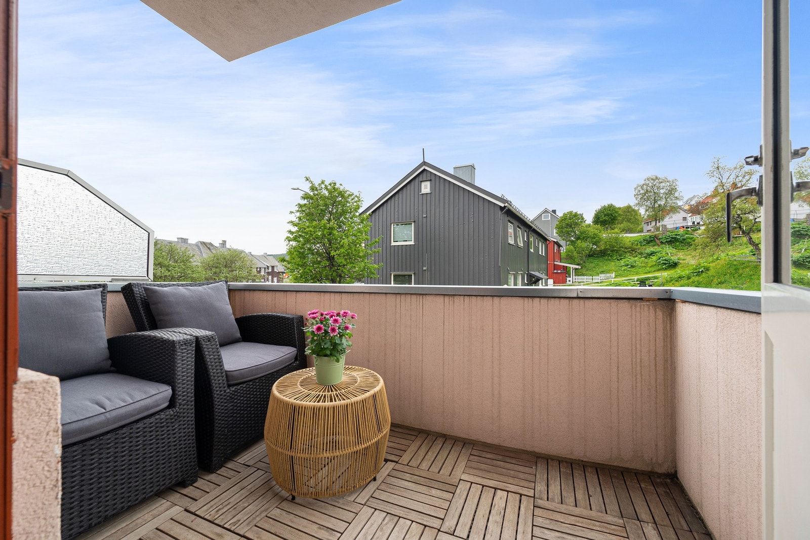 Koselig sørvestvendt balkong med takoverbygg Galleribilde
