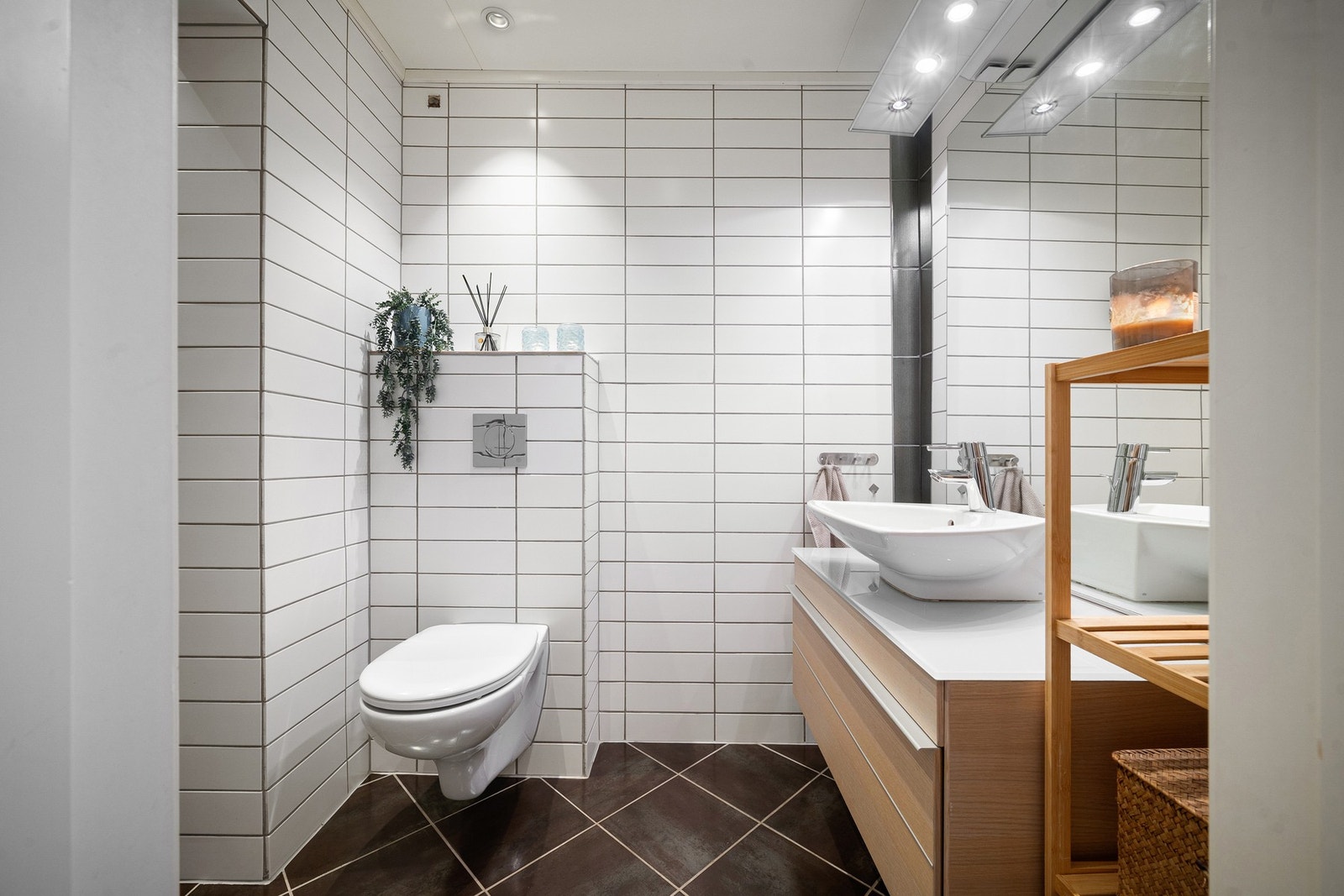 Badet er flislagt og pent! Galleribilde