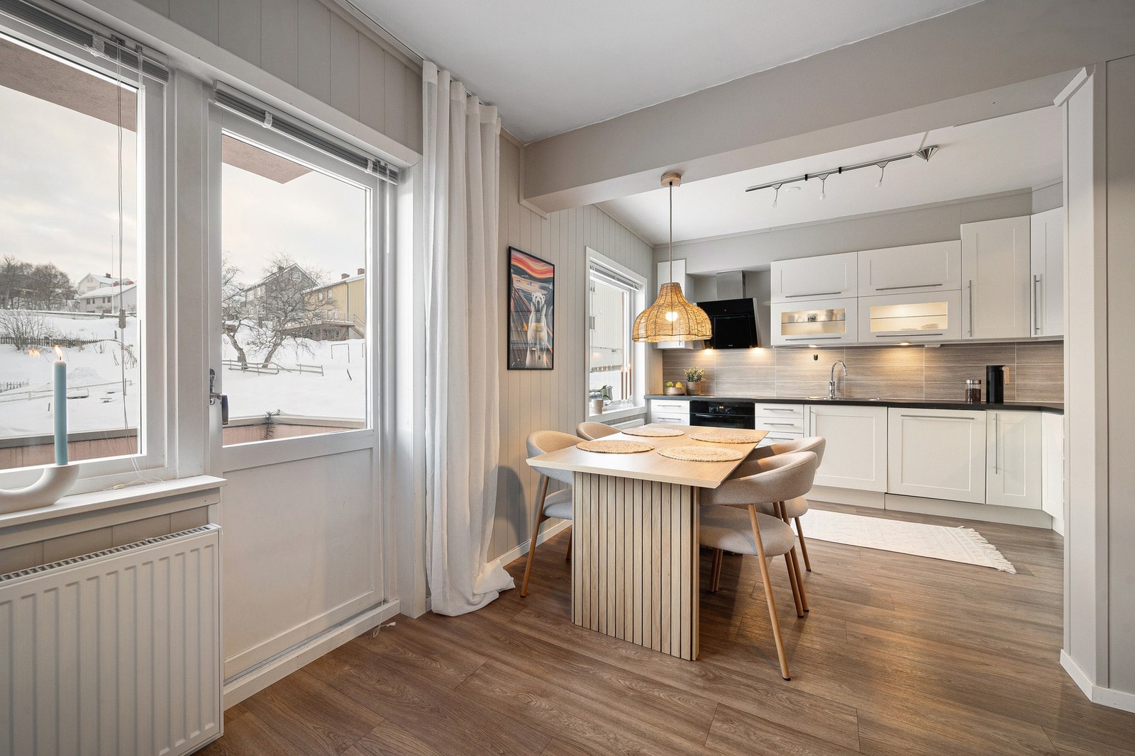 Godt lysinnslipp og radiatorer på vegg som gir god og lun varme (inkl. i felleskost) Galleribilde