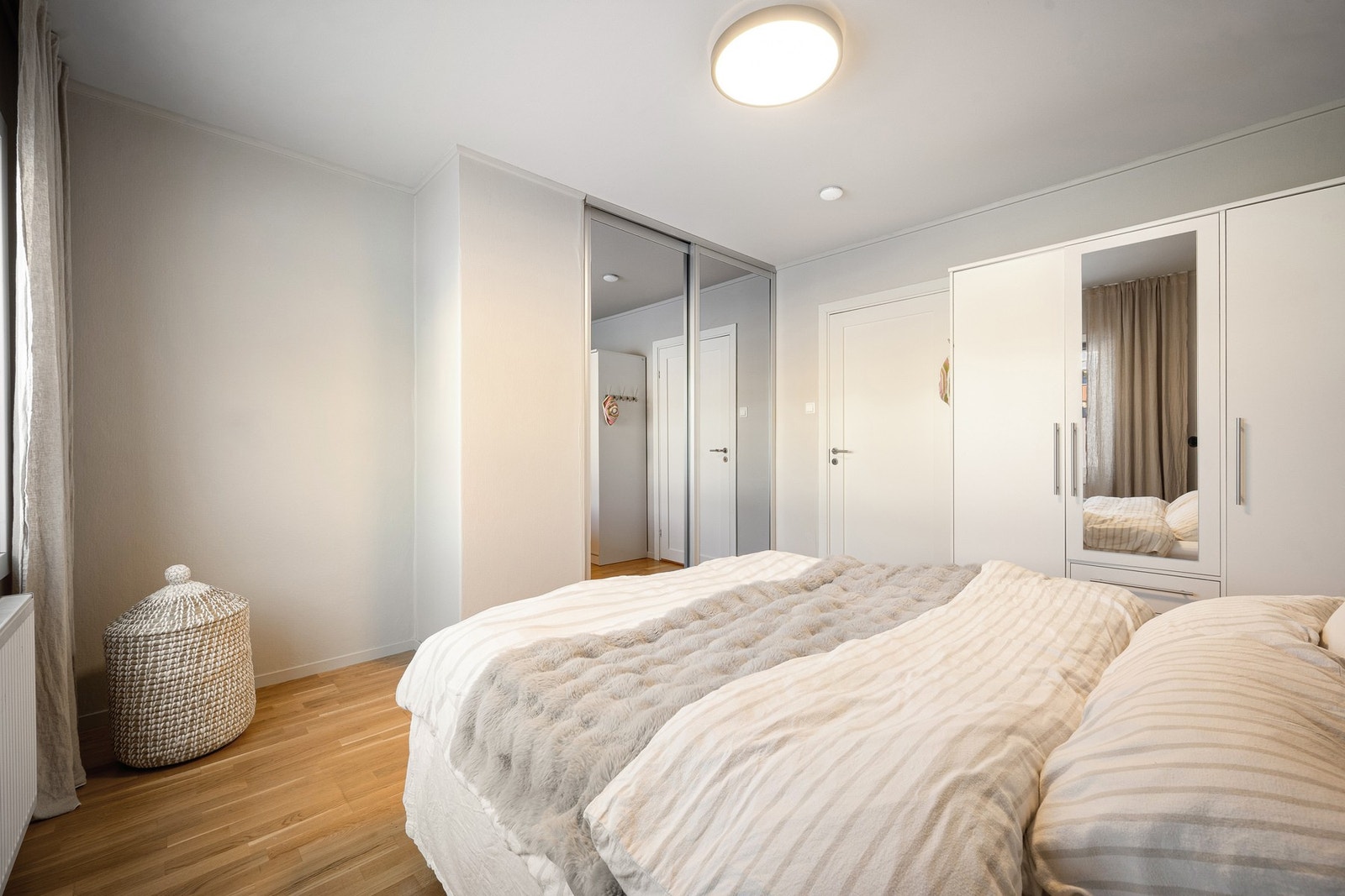 Skyvedørsgarderobe + garderobeskap til høyre. Plass til kommode eller hjemmekontor i tillegg Galleribilde