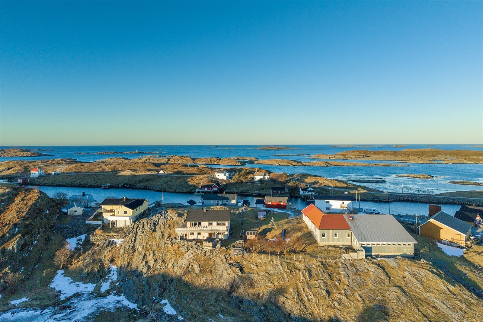 Øya har et lokalsamfunn med butikk, overnattingssted, kafé, og har liv og aktivitet gjennom året, selv om befolkningen er liten. Galleribilde