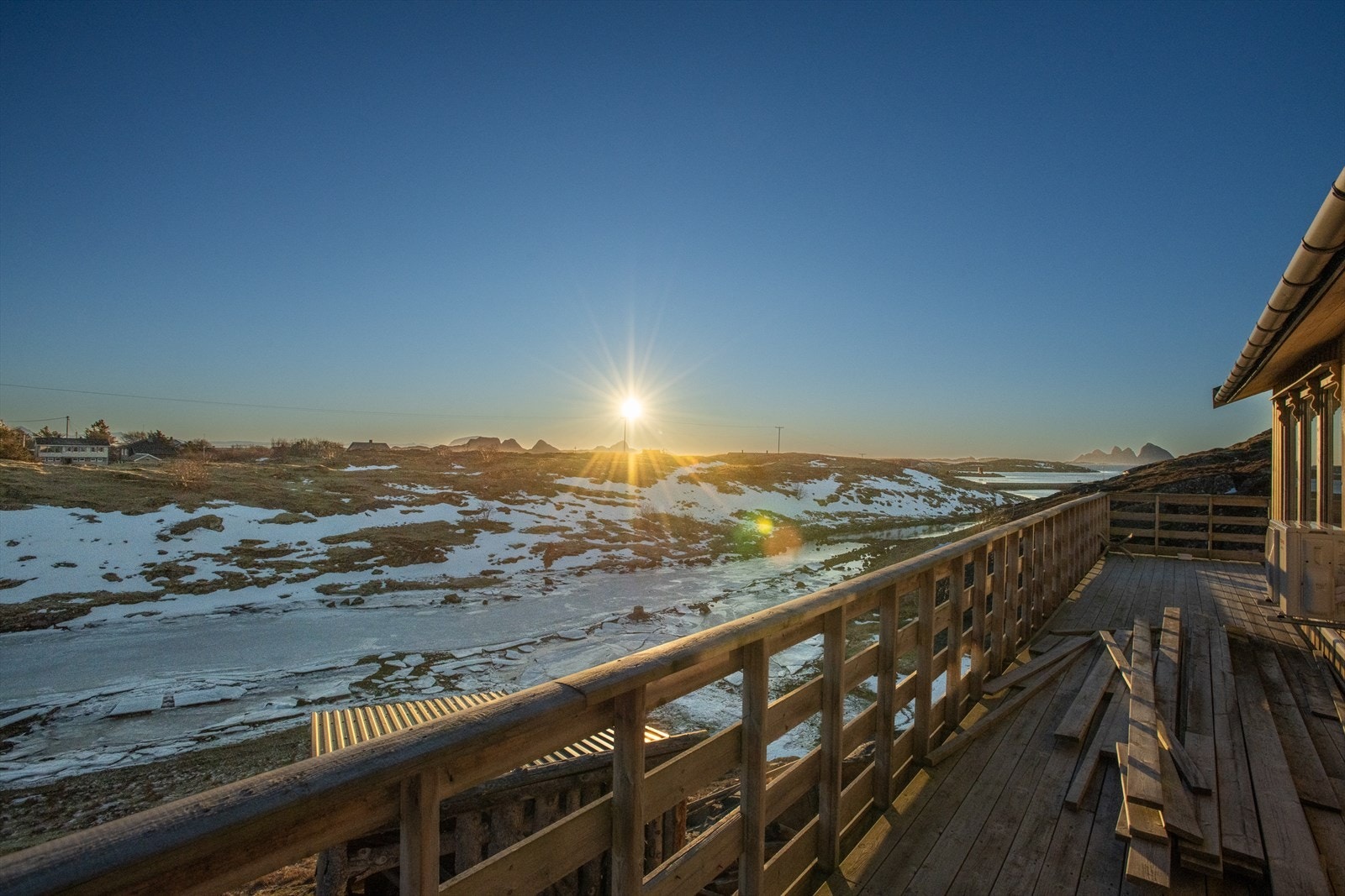 Øya er kjent for sitt rike fugleliv og vakre kystnatur, og området er populært for aktiviteter som fiske, padling, fugletitting og dykking, særlig om sommeren når været er mildere og dagene lyse. Galleribilde