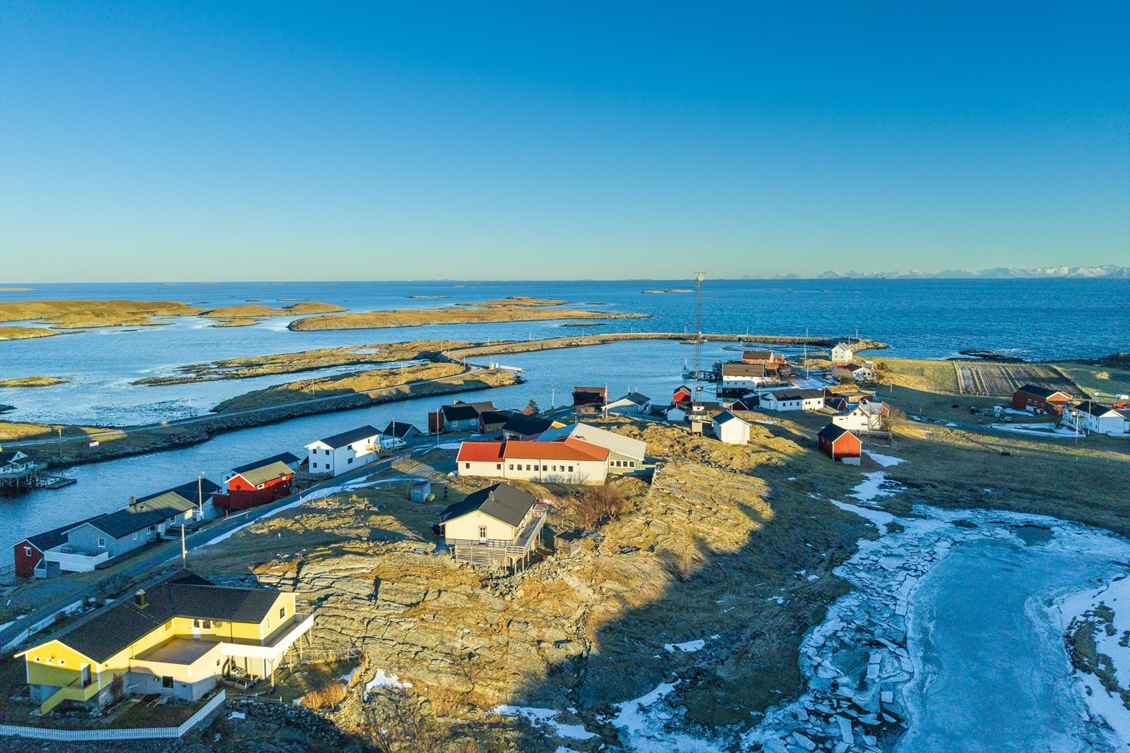 Boligen bærer preg av manglende vedlikehold og oppussing må påregnes. Boligen blir ikke tømt før overtagelse, og kjøper må bære kostnadene med dette. Galleribilde