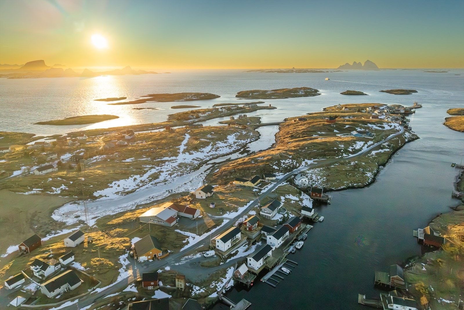 Eiendommen ligger på Selvær, ut i havgapet i Træna kommune. Selvær er et koselig og rolig fiskevær, som består av så øyer og holmer. Galleribilde