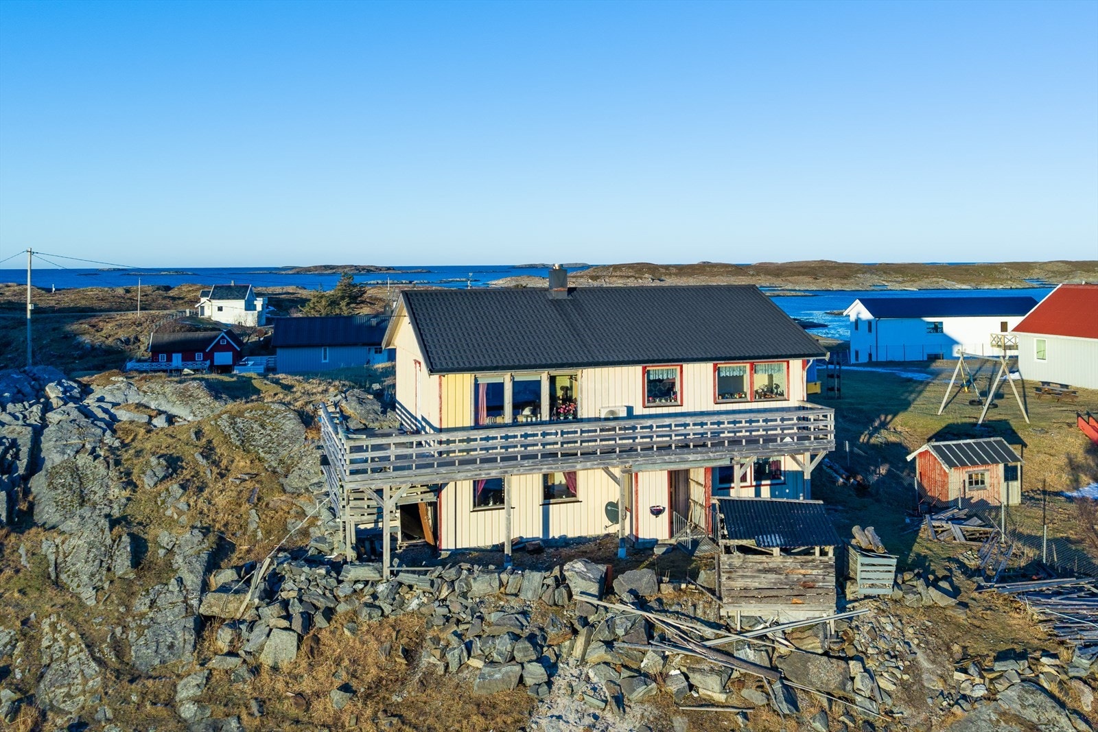 Enebolig over 2 plan, hovedplan og underetasje. Underetasjen har tidligere vært benyttet til legekontor. Boligen bærer preg av normal slitasje og generell oppussing må påberegnes. Galleribilde