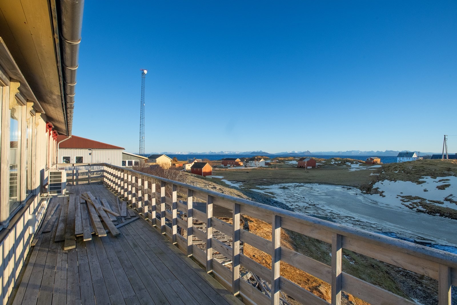 Boligen er frittliggende, har gode solforhold og utsikt. Galleribilde