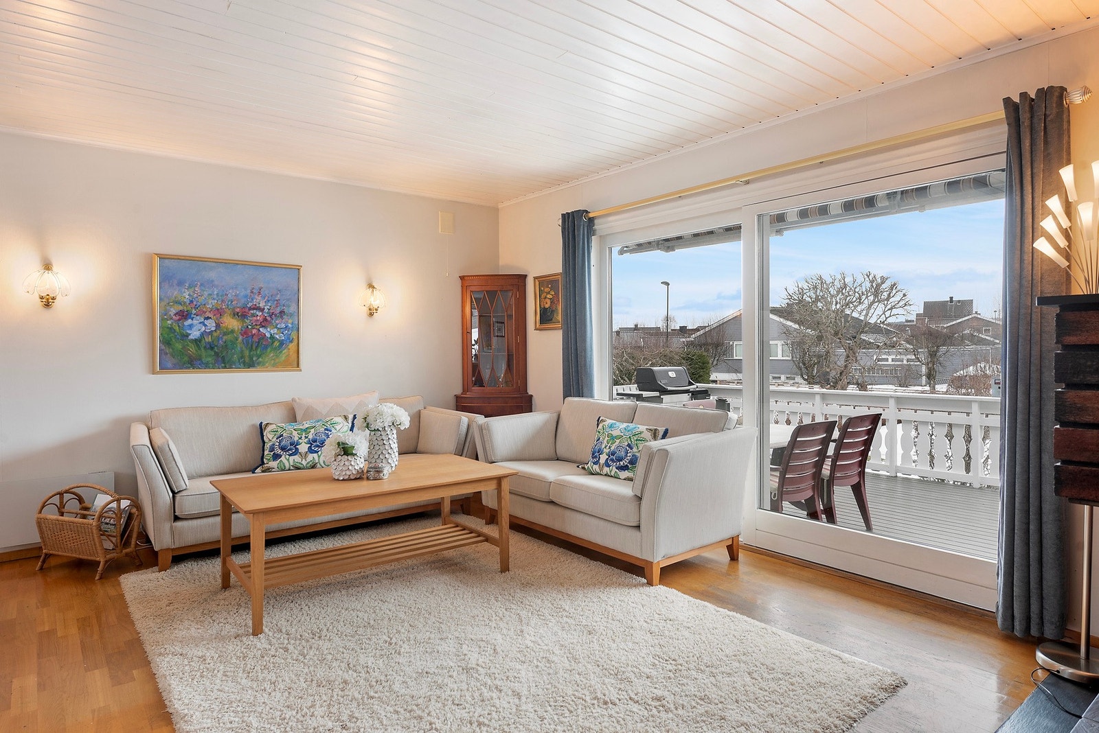 Stuen er en naturlig samlingsplass i boligen og har utgang til terrasse. Galleribilde