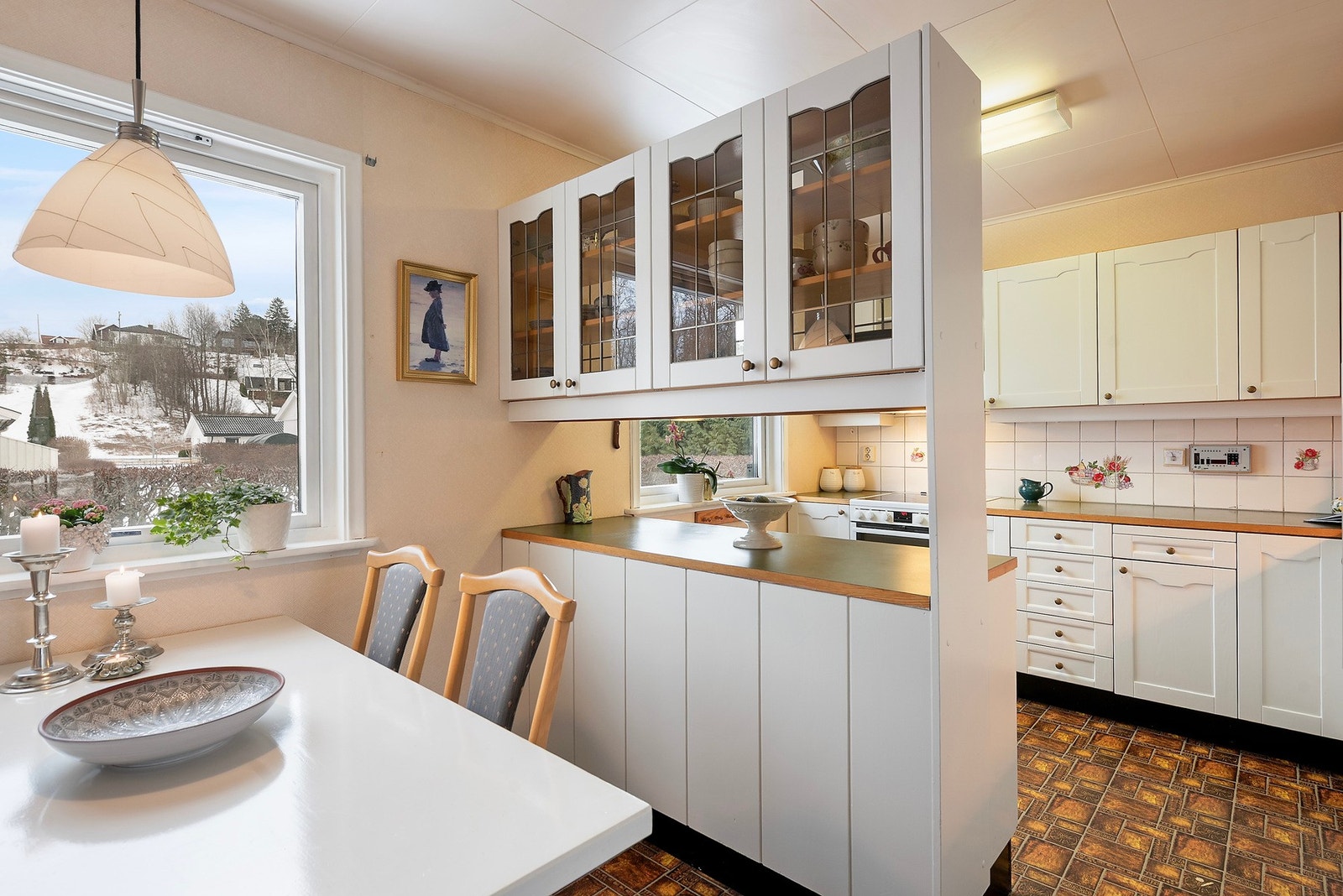 Kjøkkenet har innredning med glatte fronter av type Huseby, laminat benkeplate og opplegg for oppvaskmaskin og komfyr. Galleribilde