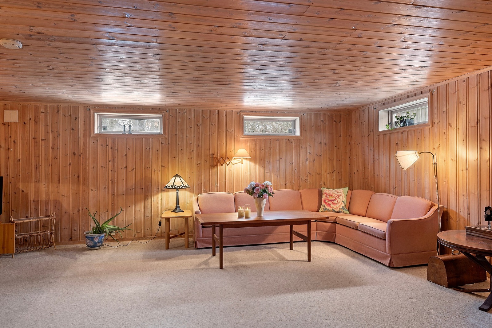 Innredet kjellerstue. Kjelleren er ikke byggemeldt/bruksendret og ikke godkjent for varig opphold. Galleribilde