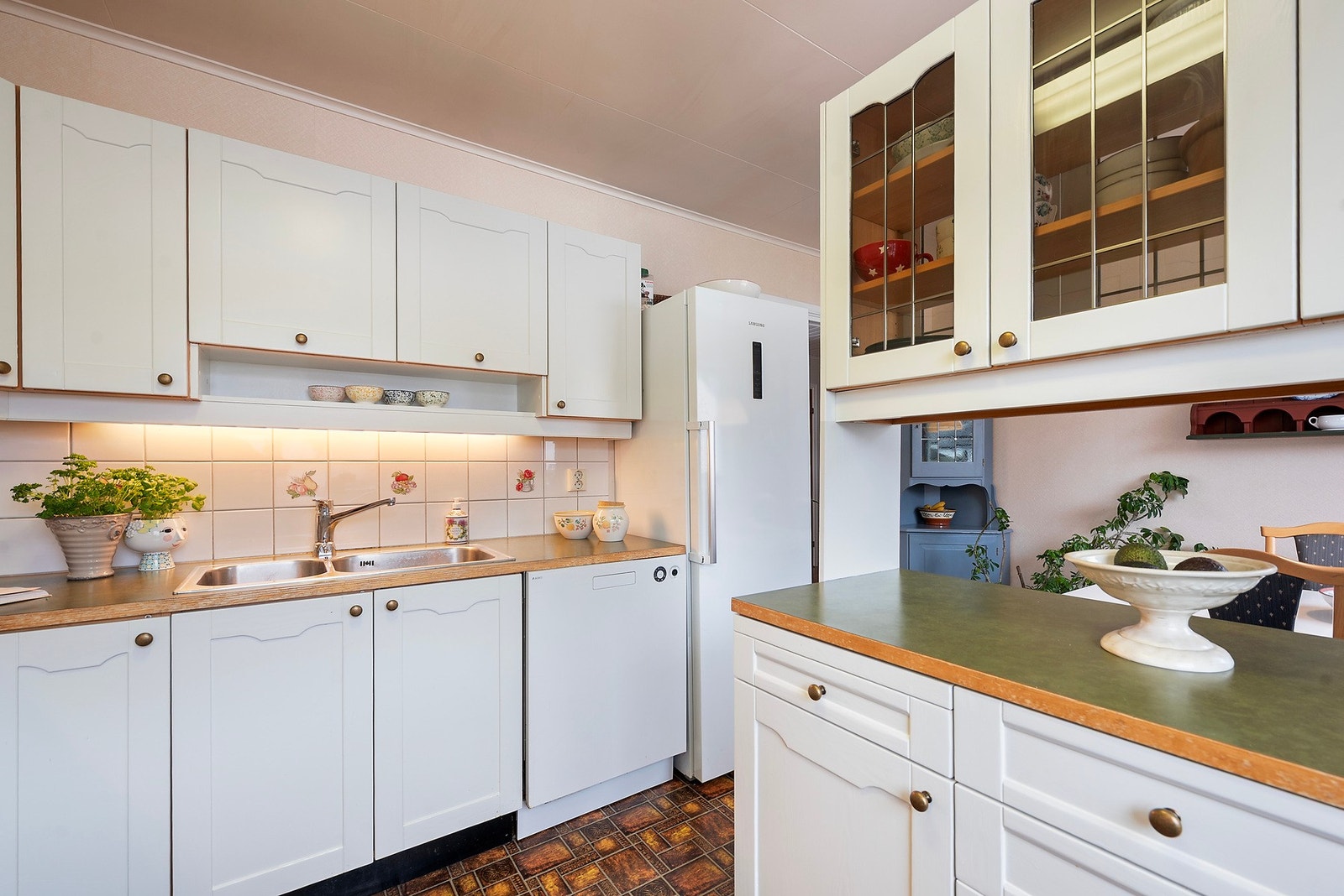 Kjøkkenet har også kjøkkenventilator med avtrekk ut i yttervegg, og ventilator er skiftet etter byggeår. Galleribilde