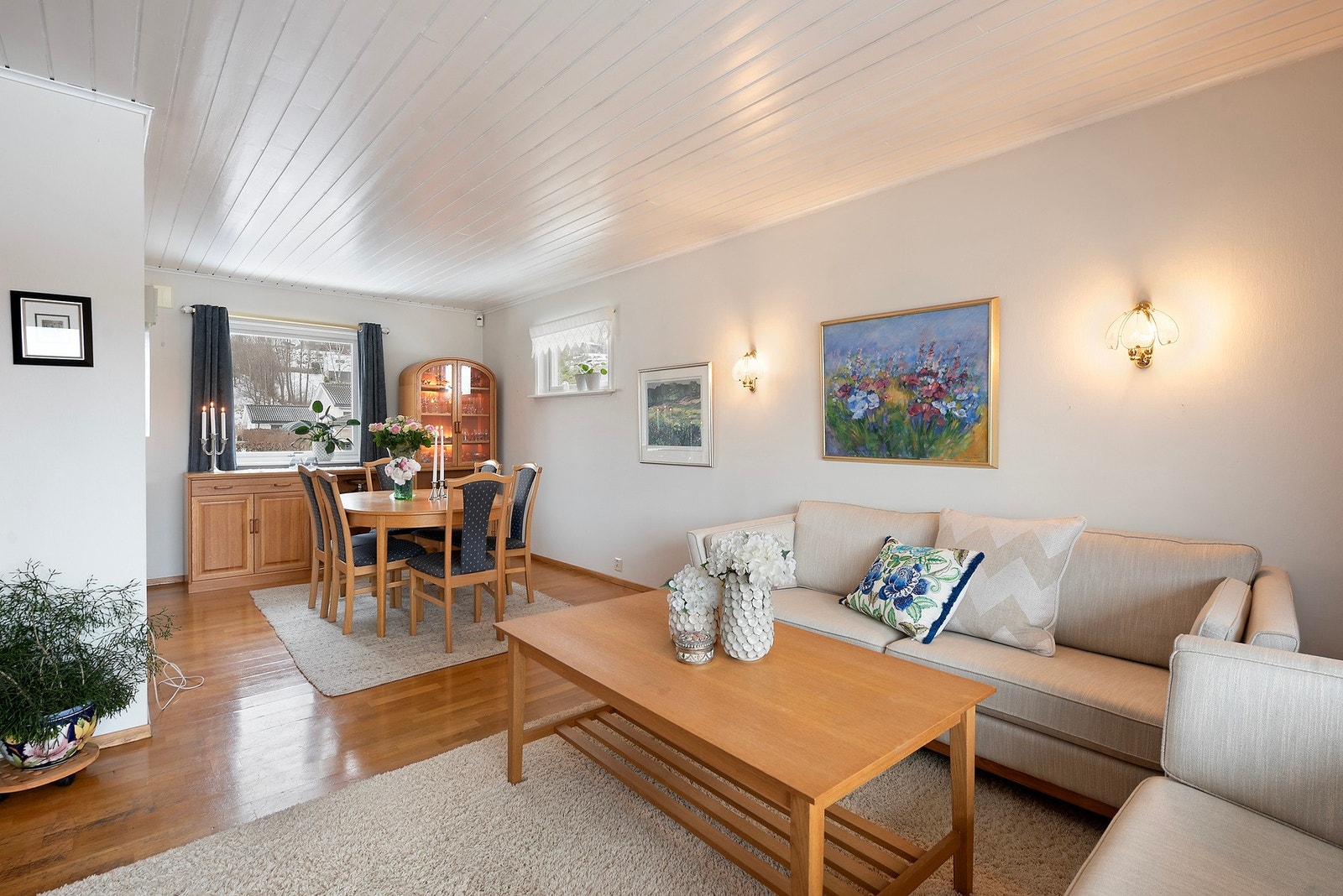 Innvendige overflater er beskrevet med parkett/belegg på gulv, tapetserte vegger og himling med trepanel/himlingsplater. Galleribilde