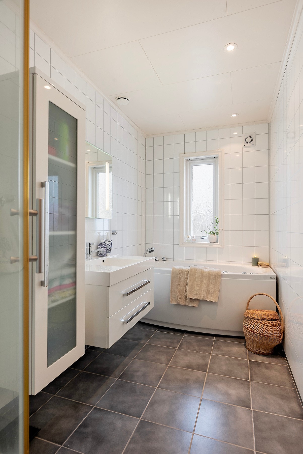 Badet i 1. etasje er ifølge eier pusset opp ca. år 2000. Galleribilde