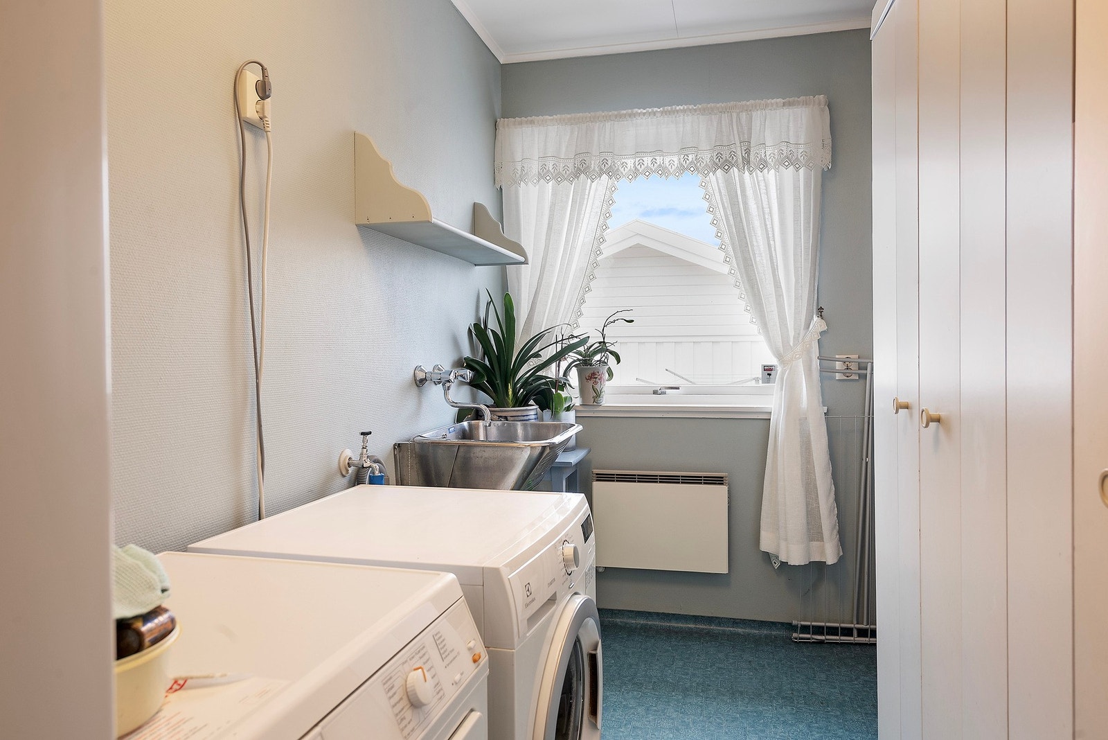 Vaskerommet er fra byggeår og har belegg på gulv, tapet på vegger og himlingsplater i tak. Galleribilde