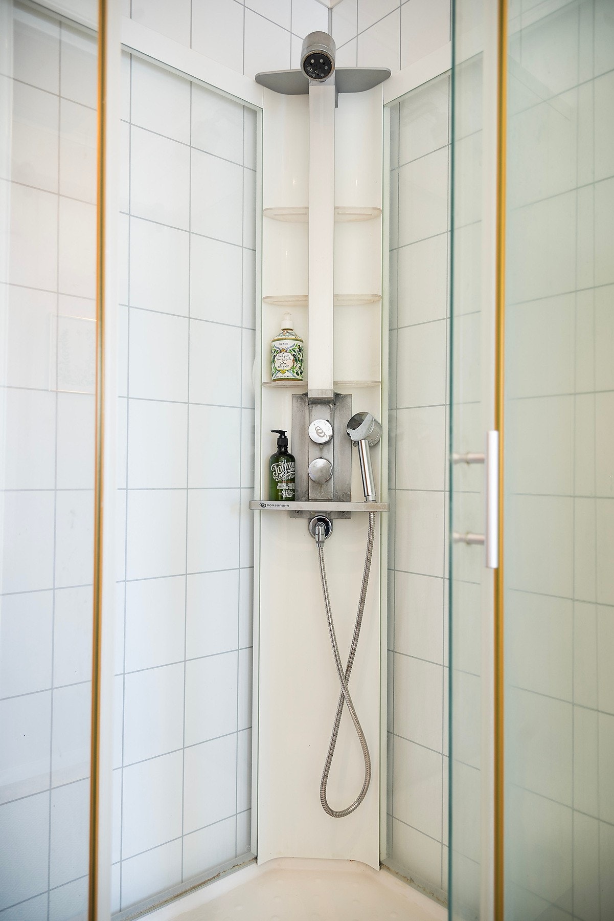 Badet er innredet med servantinnredning, dusjkabinett og badekar, og har elektrisk styrt vifte. Galleribilde