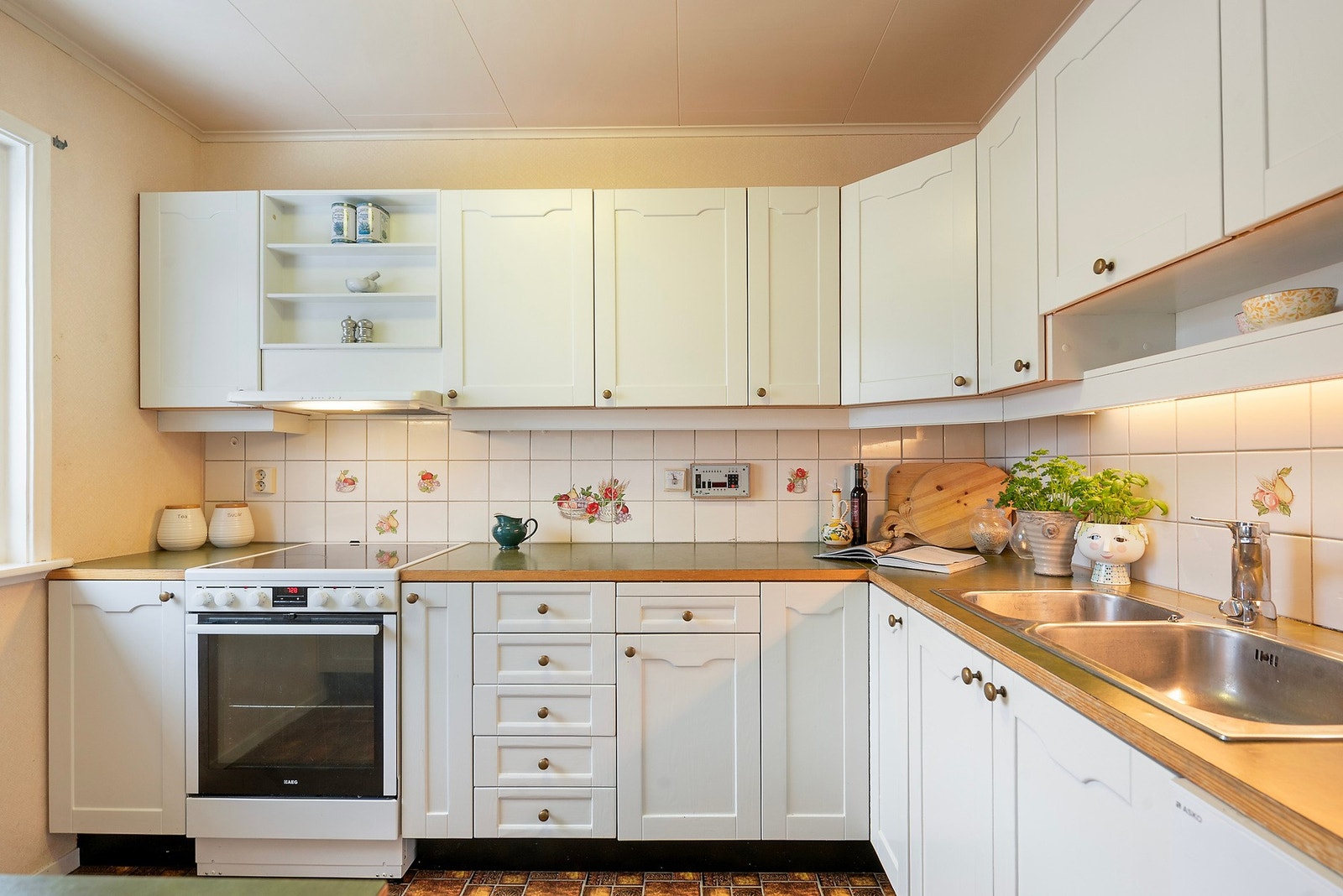 Eier har opplyst at kjøkkeninnredningen er malt i 2025. Galleribilde