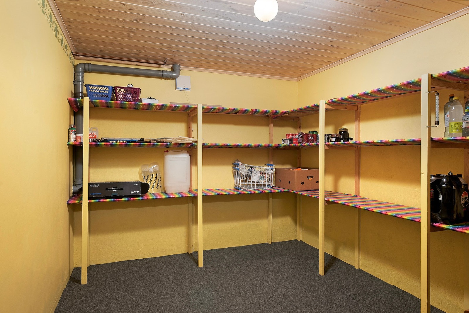 Kjelleren har flere boder som gir gode oppbevaringsmuligheter. Galleribilde