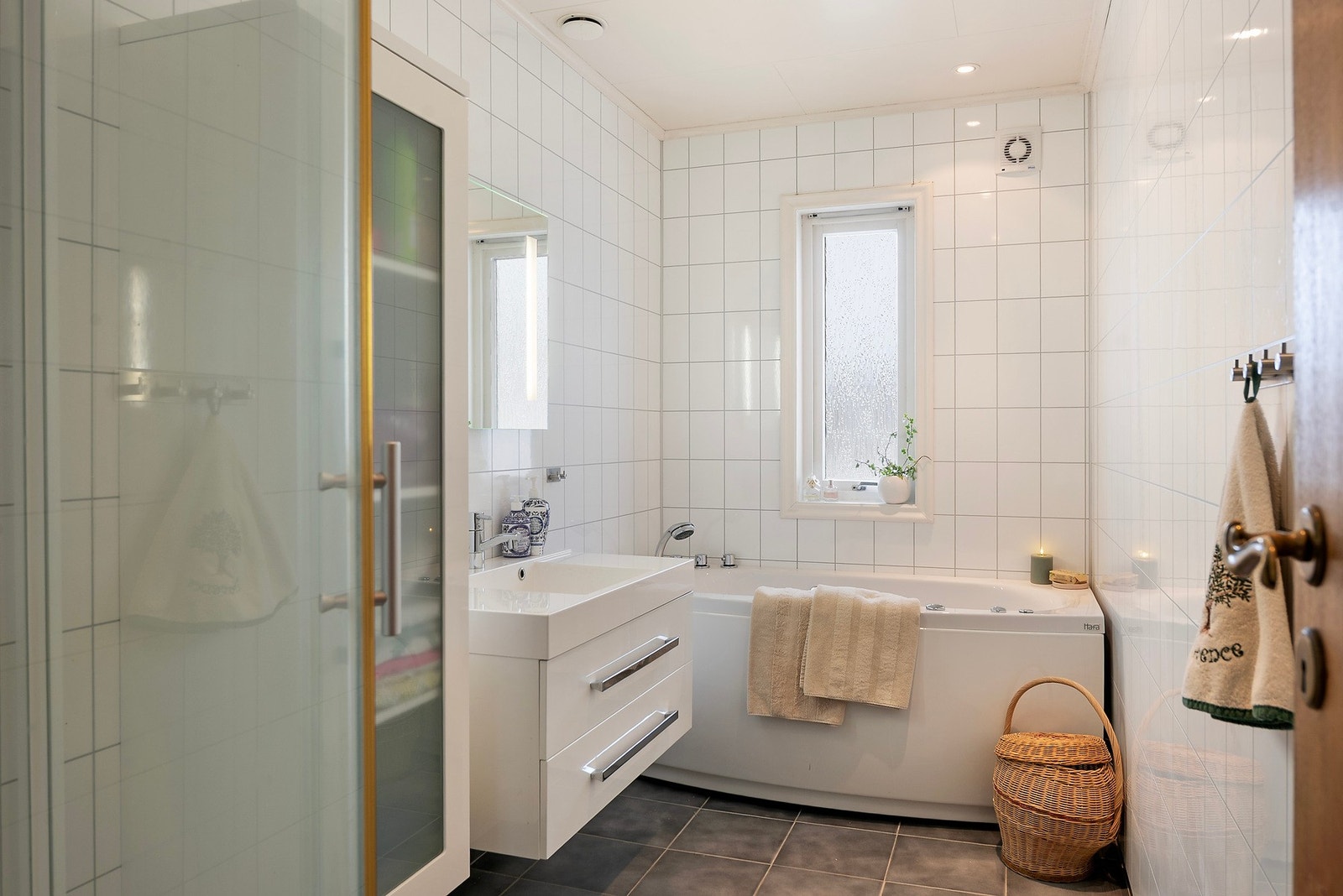 Rommet har vegger med baderomsplater og himling med himlingsplater. Galleribilde