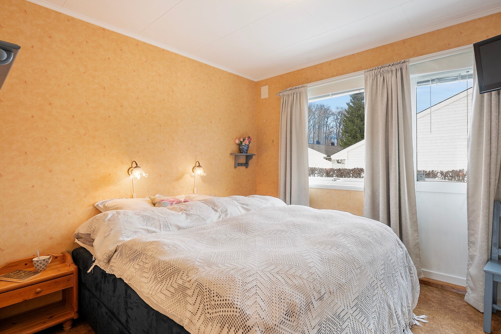 Rommene har innvendige overflater beskrevet med gulv av parkett/belegg, tapetserte vegger og himlinger med trepanel/himlingsplater. Galleribilde