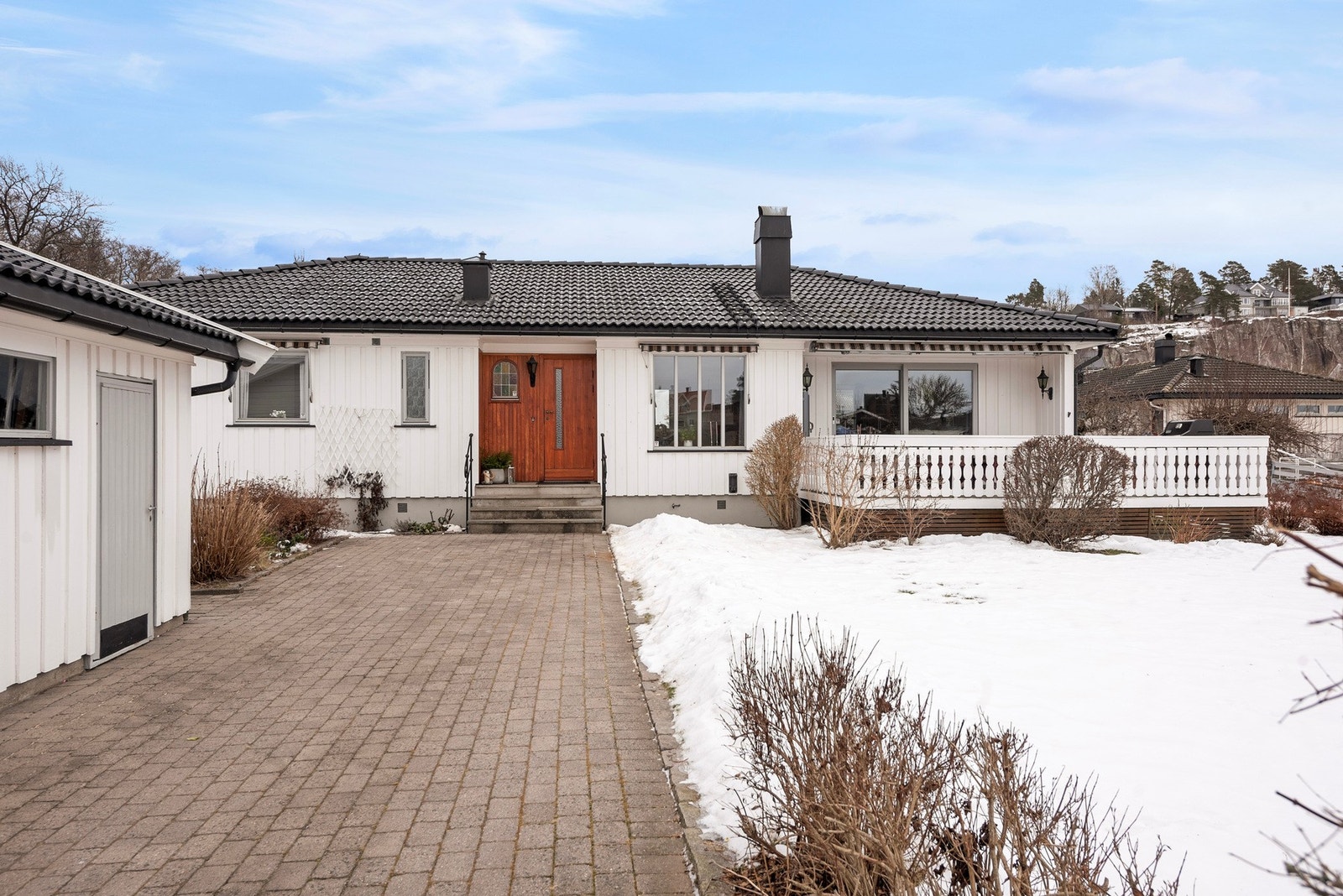 Eiendommen ligger i et rolig og idyllisk boligstrøk på Nedre Råel i Tønsberg kommune. Galleribilde