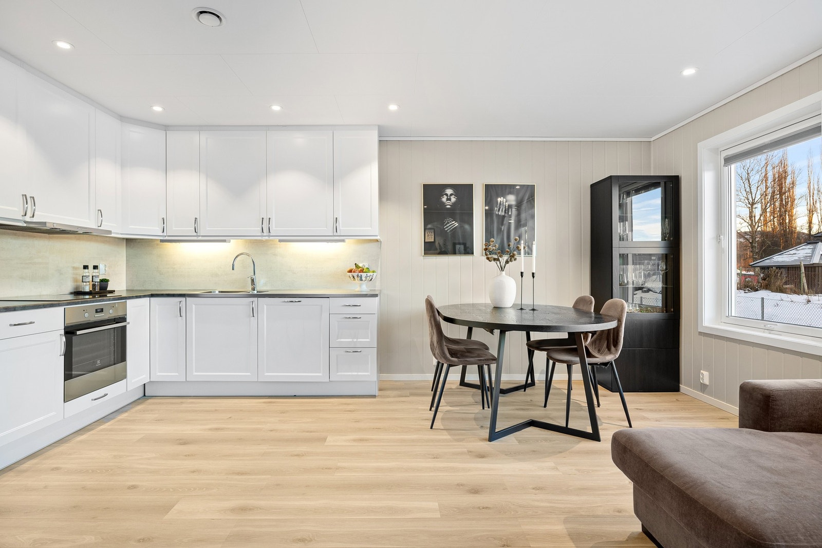 Godt med plass til et stort spisebord. Galleribilde