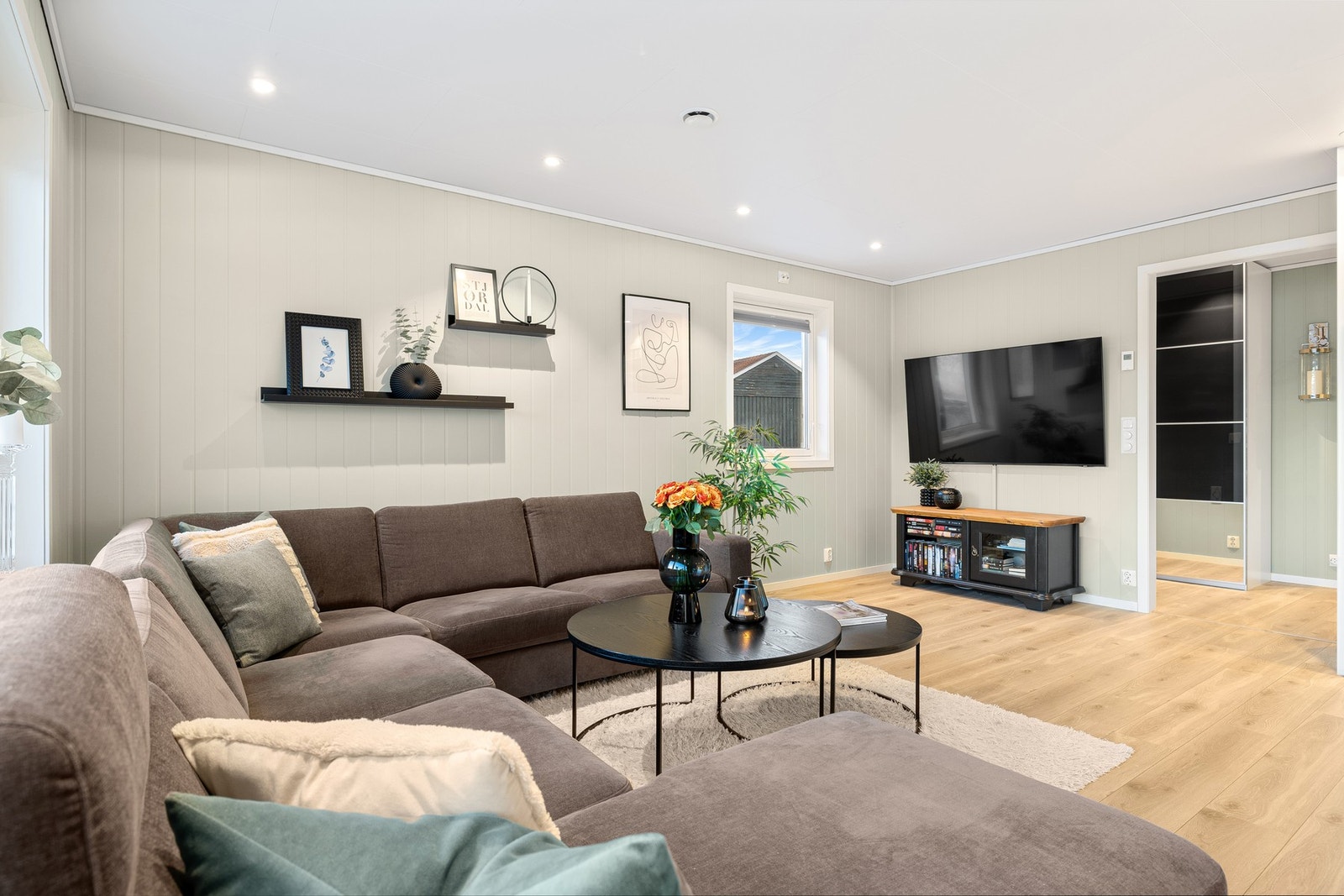 Åpen stue-/kjøkkenløsning på 29,5 kvm. Galleribilde