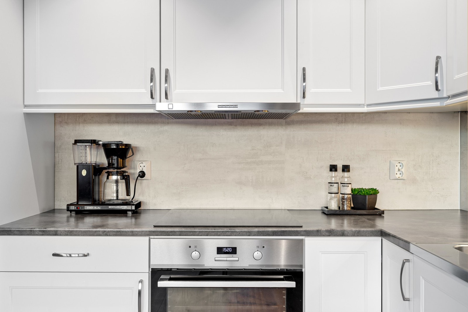 Det er mekanisk avtrekksvifte over stekesonen. Galleribilde