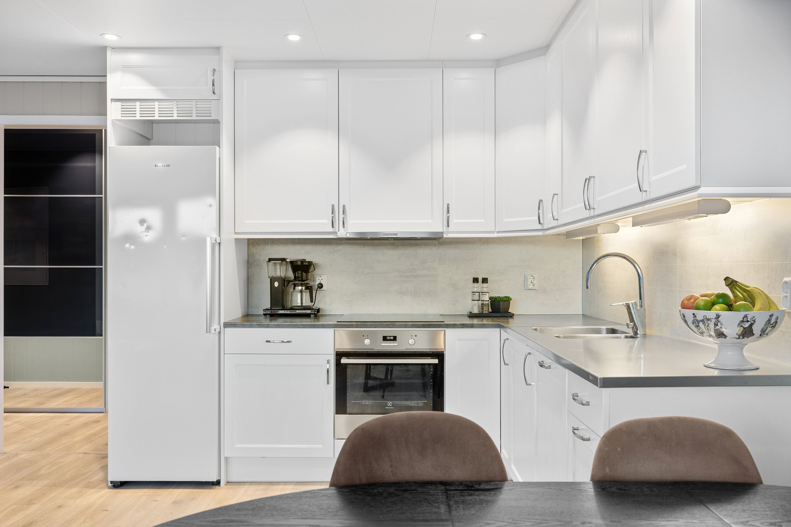 Flott kjøkkeninnredning med profilerte fronter. Galleribilde