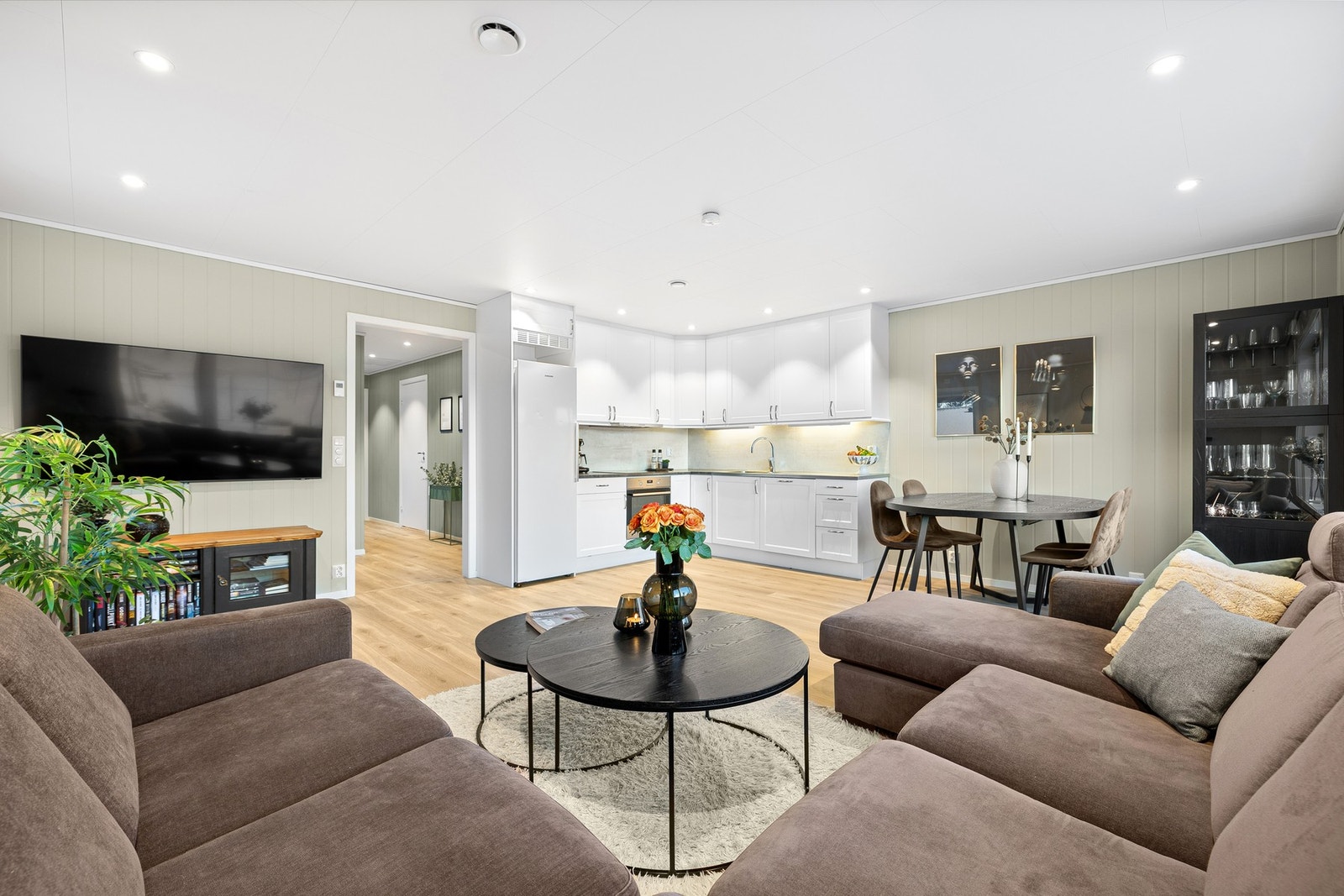 Leiligheten har nymalte flater i moderne og lune fargevalg. Galleribilde