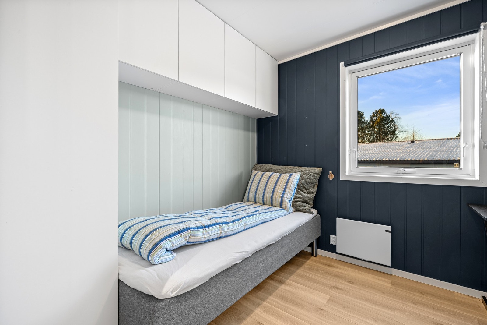 Praktisk gardeobeløsning over seng. Galleribilde