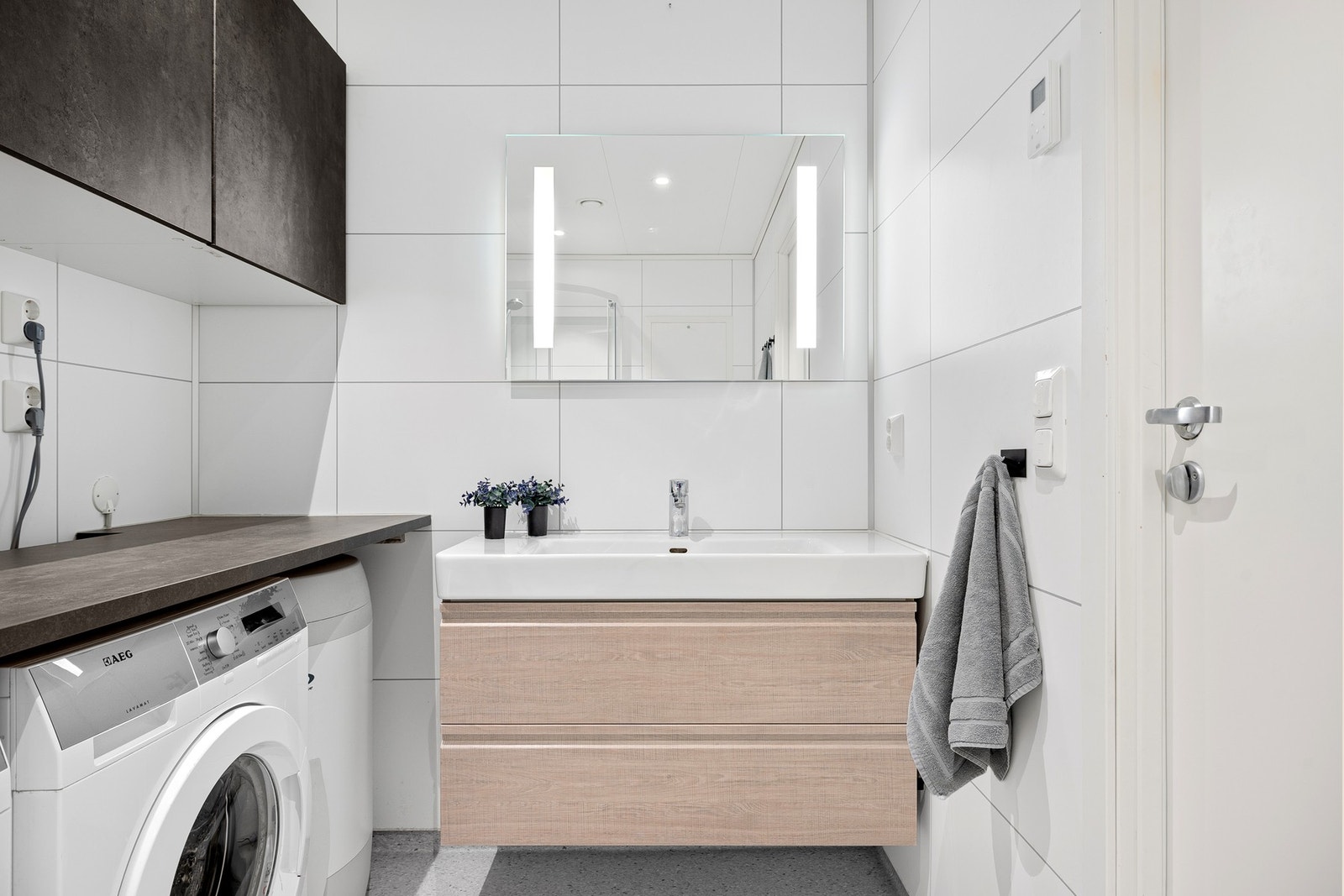 Utstyrt med dusjkabinett, mekanisk avtrekk, opplegg for vaskemaskin, servant, servantskap, veggmontert wc og bereder. Galleribilde