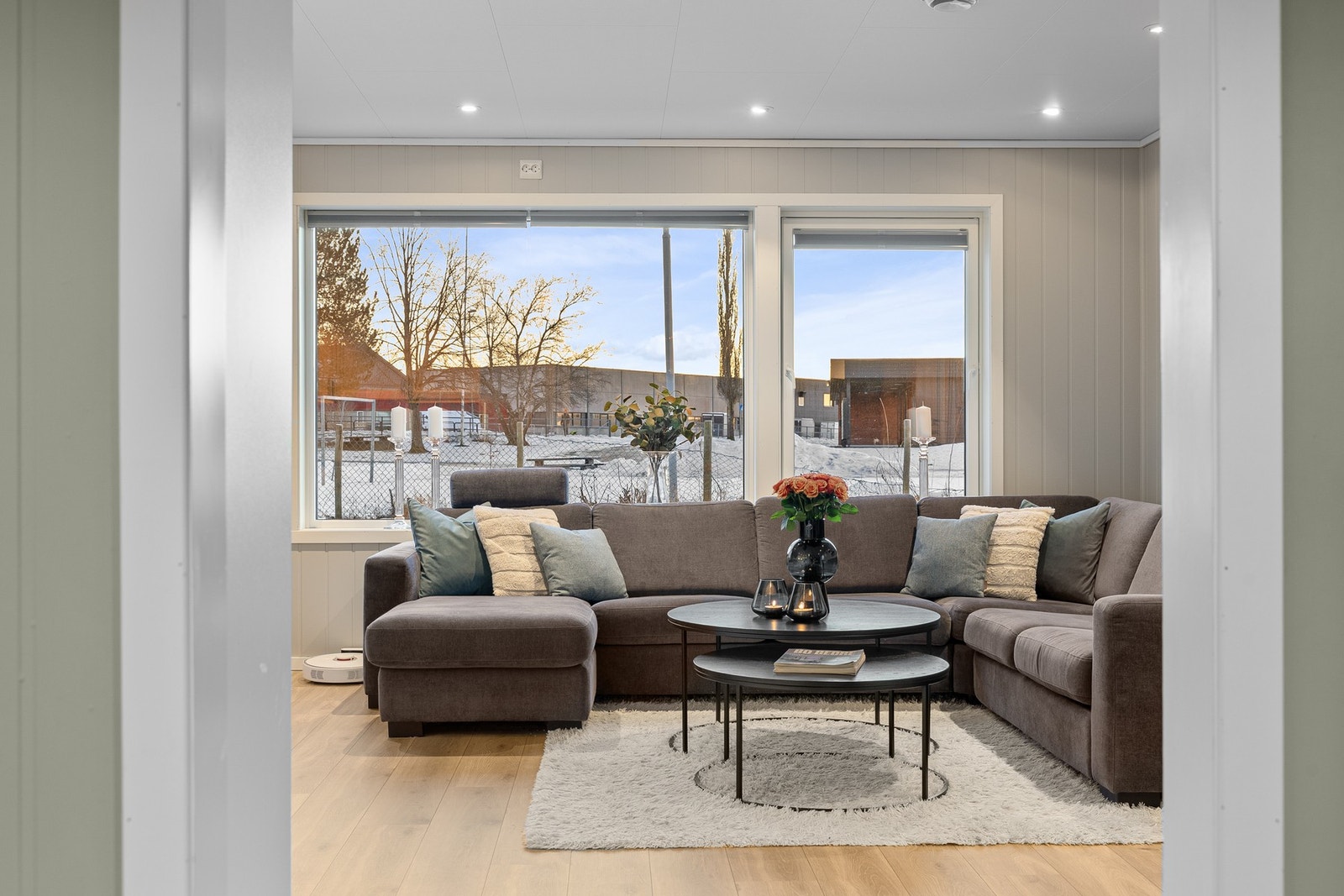 Store vinduer som gir rommet rikelig med naturlig lysinnslipp. Galleribilde