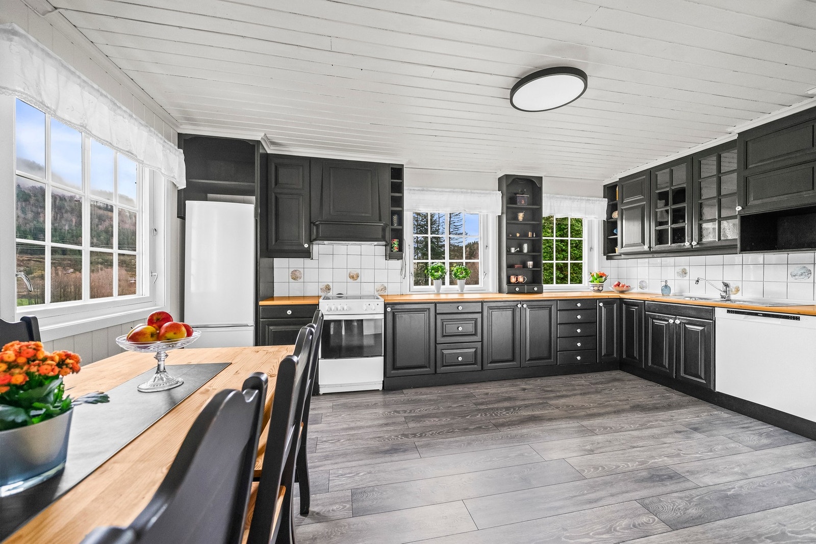 Kjøkkenet har godt med skap og benkplass. Galleribilde