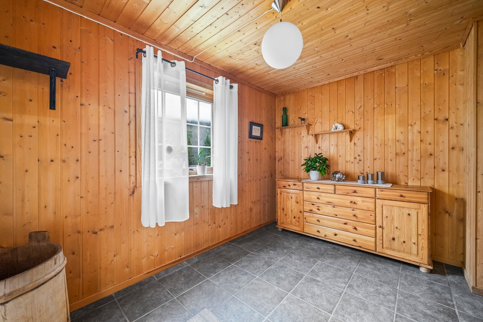 Romslig entré, med flis og varmekabler i gulvet. Galleribilde