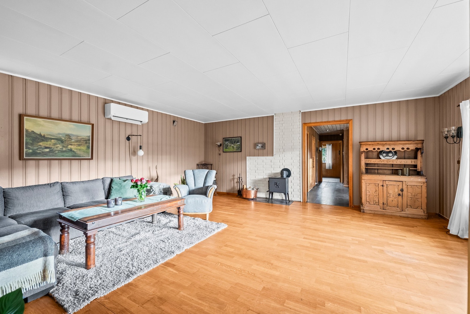 Stue med plass til sofagruppe, og fortsatt åpent og romslig. Galleribilde