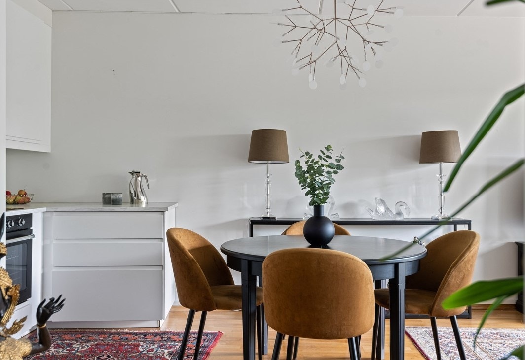 Plass til både sofa-og spisegruppe. Galleribilde