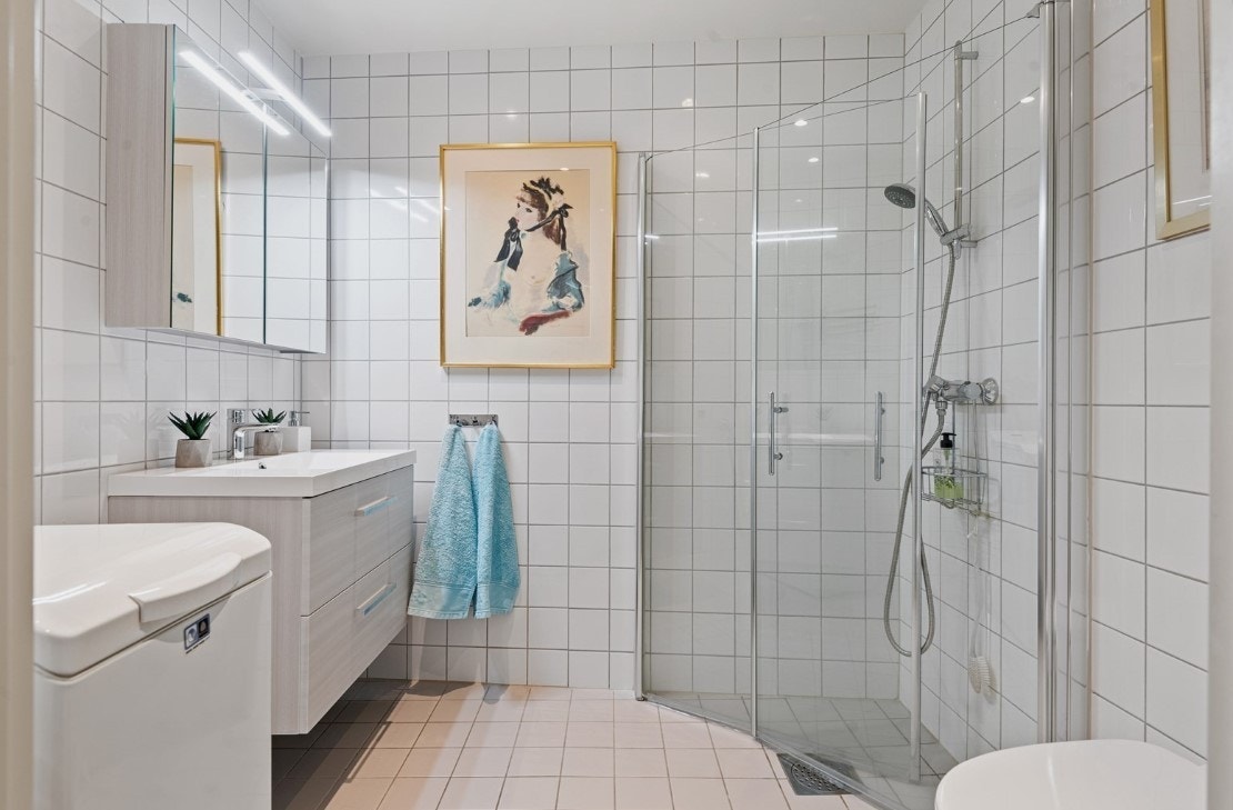 Pent flislagt bad med varmekabler. Galleribilde