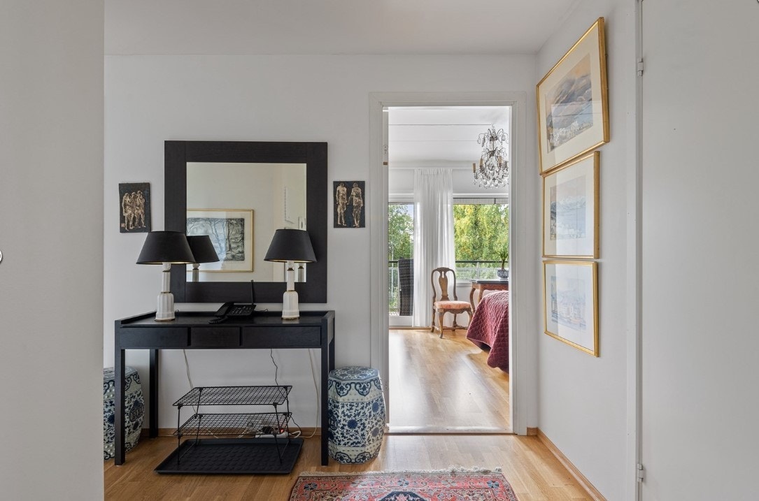 Entrè med plass til klær og sko. Galleribilde