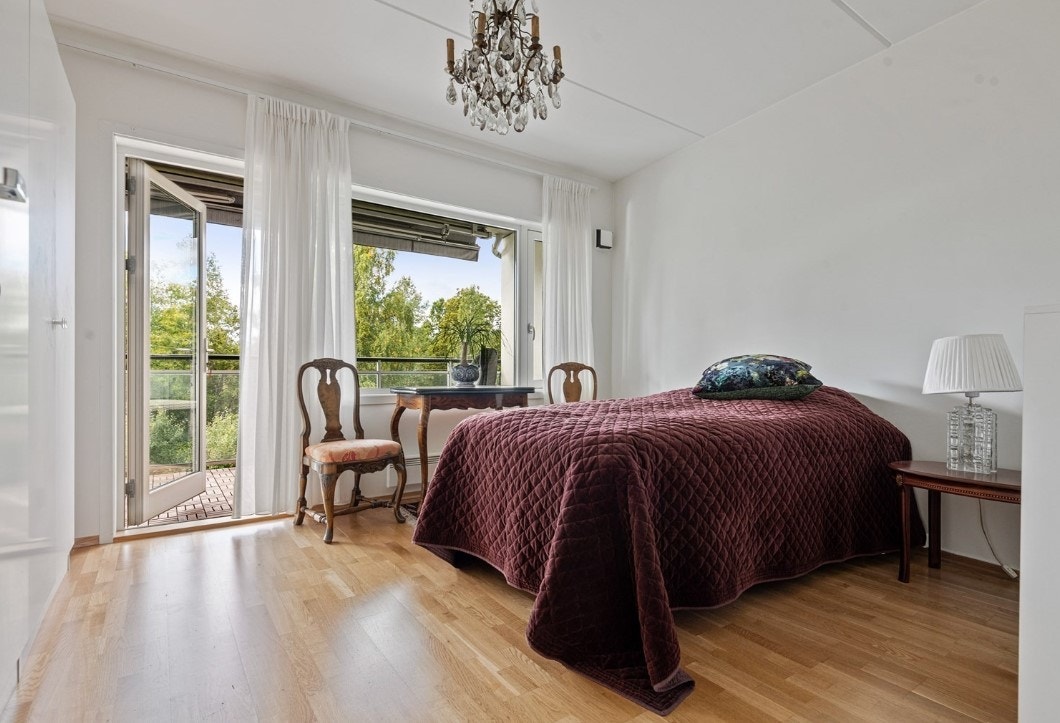 Soverom med plass til dobbeltseng. Garderobeskap medfølger. Galleribilde