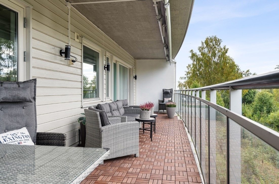 Fra stuen er det utgang til stor balkong. Galleribilde