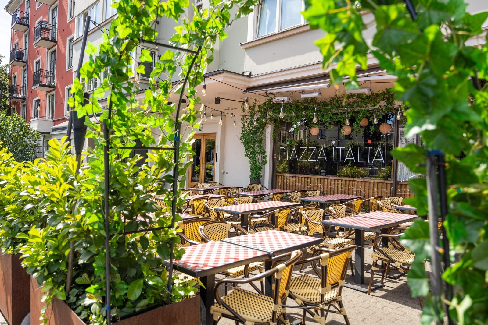 Veldrevet sameie med populære restauranter i samme bygg. Galleribilde