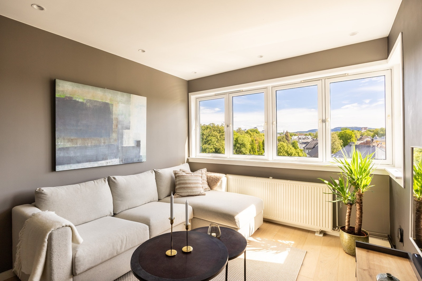 Leiligheten har store vindusflater som slipper inn mye naturlig lys. Galleribilde