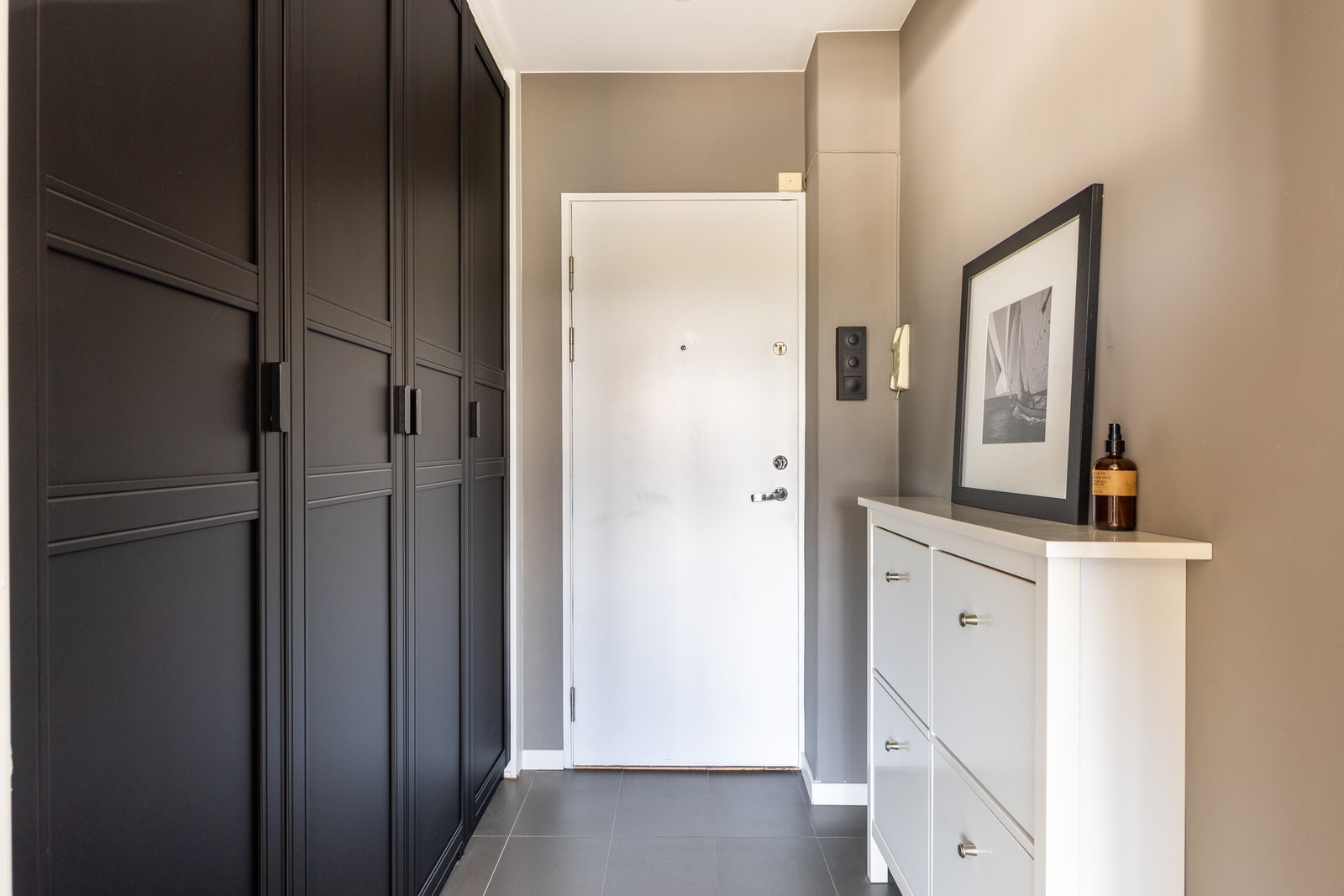 Lys entré med gode oppbevaringsmuligheter i skap. Galleribilde