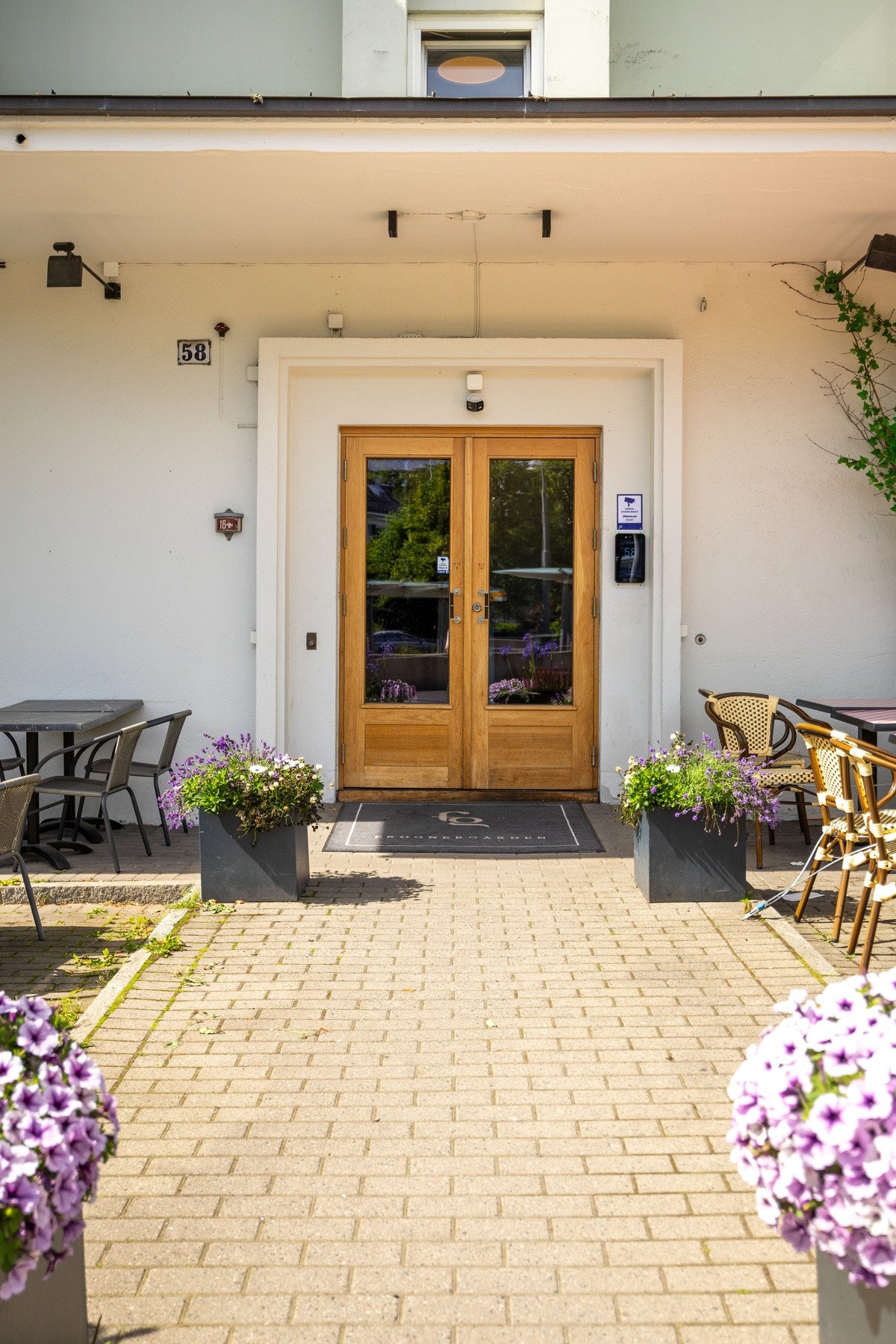 Steinkast unna kollektivtilbud. Trikk rett utenfor døren og bussholdeplass rett rundt hjørnet. Galleribilde